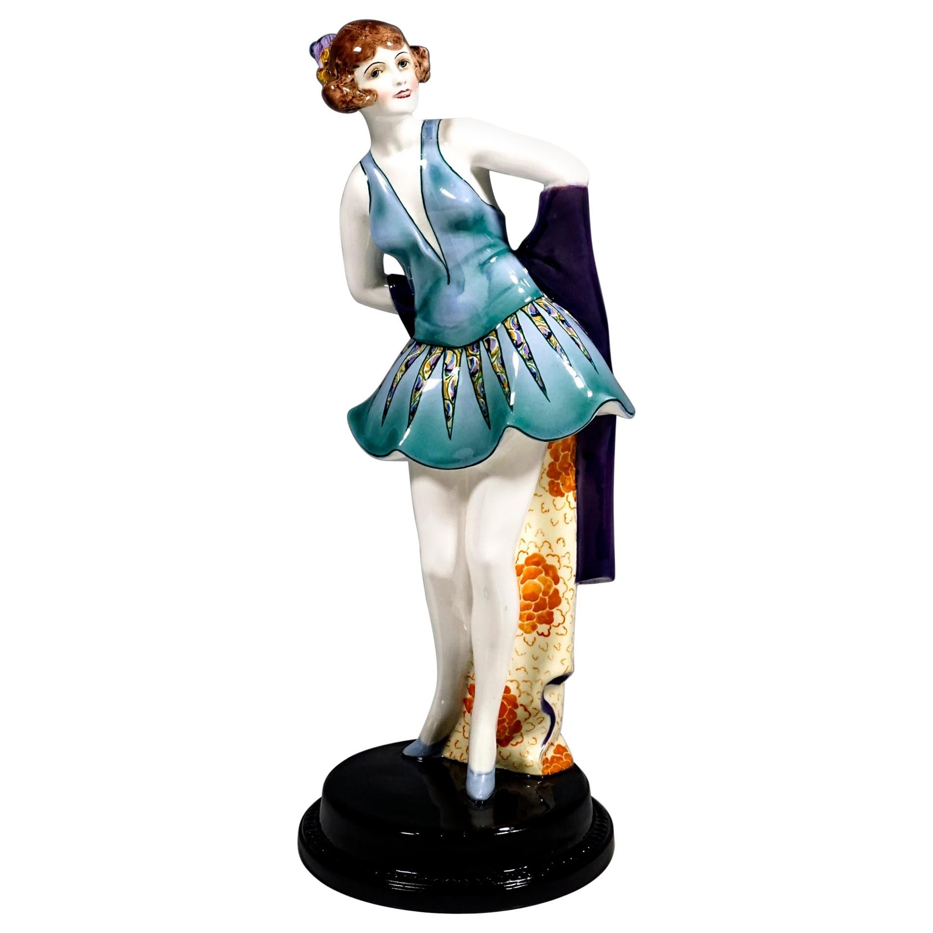 Goldscheider Art Deco Figura di Ballerina in piedi con copricapo di Wilhelm Thomasch