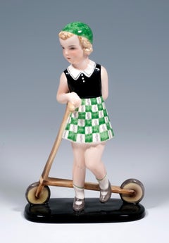 Figure Art Déco Goldscheider, 'Triton', fille avec scooter, par Dakon, vers 1936