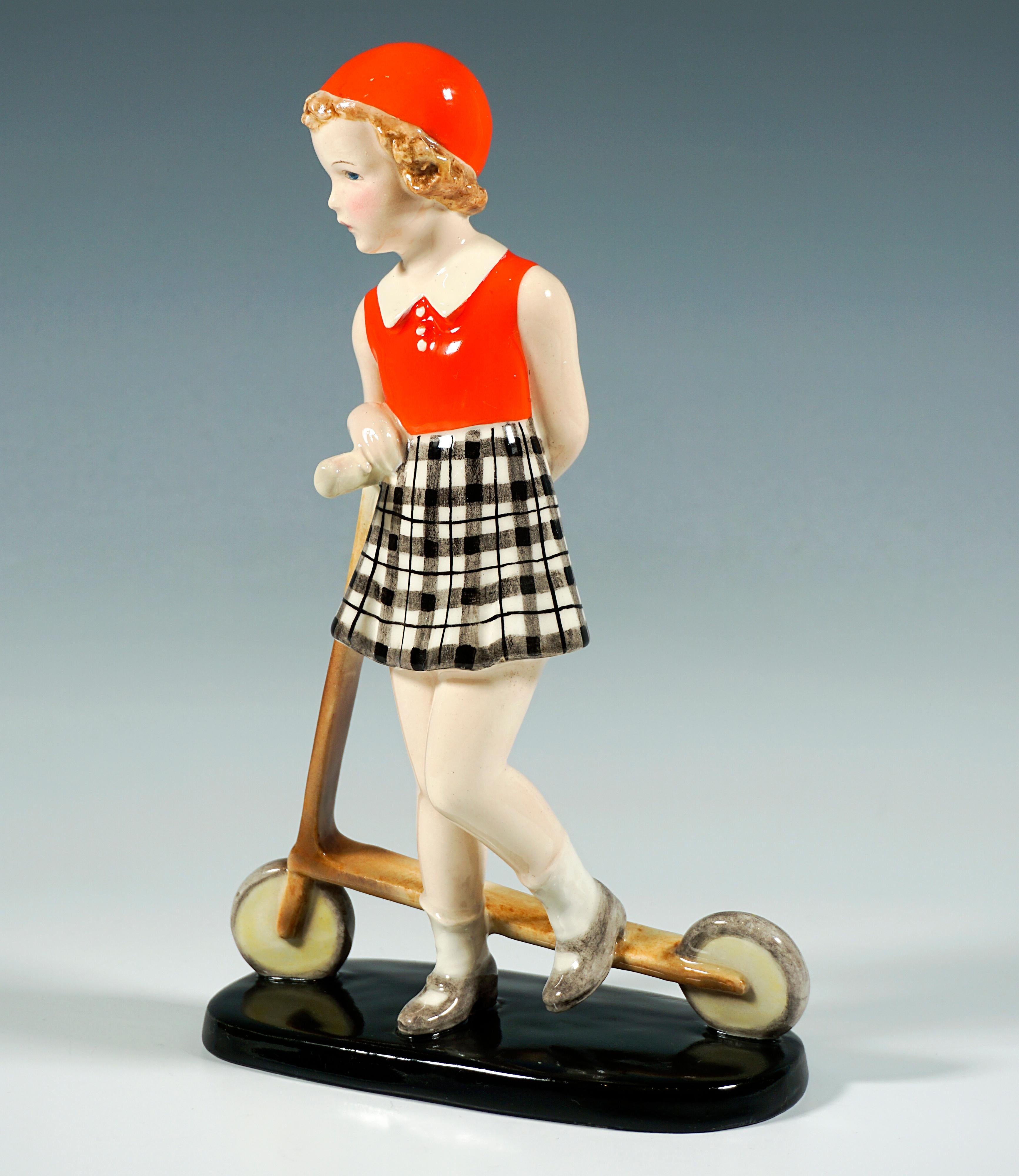 Autrichien Goldscheider Art Déco Figure, 'Triton', fille avec scooter, par Dakon, vers 1939 en vente