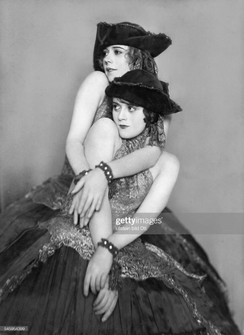  Goldscheider Art Déco Group 'Twin Dancers in Phantasy Costume', Lorenzl ca 1926 For Sale 2