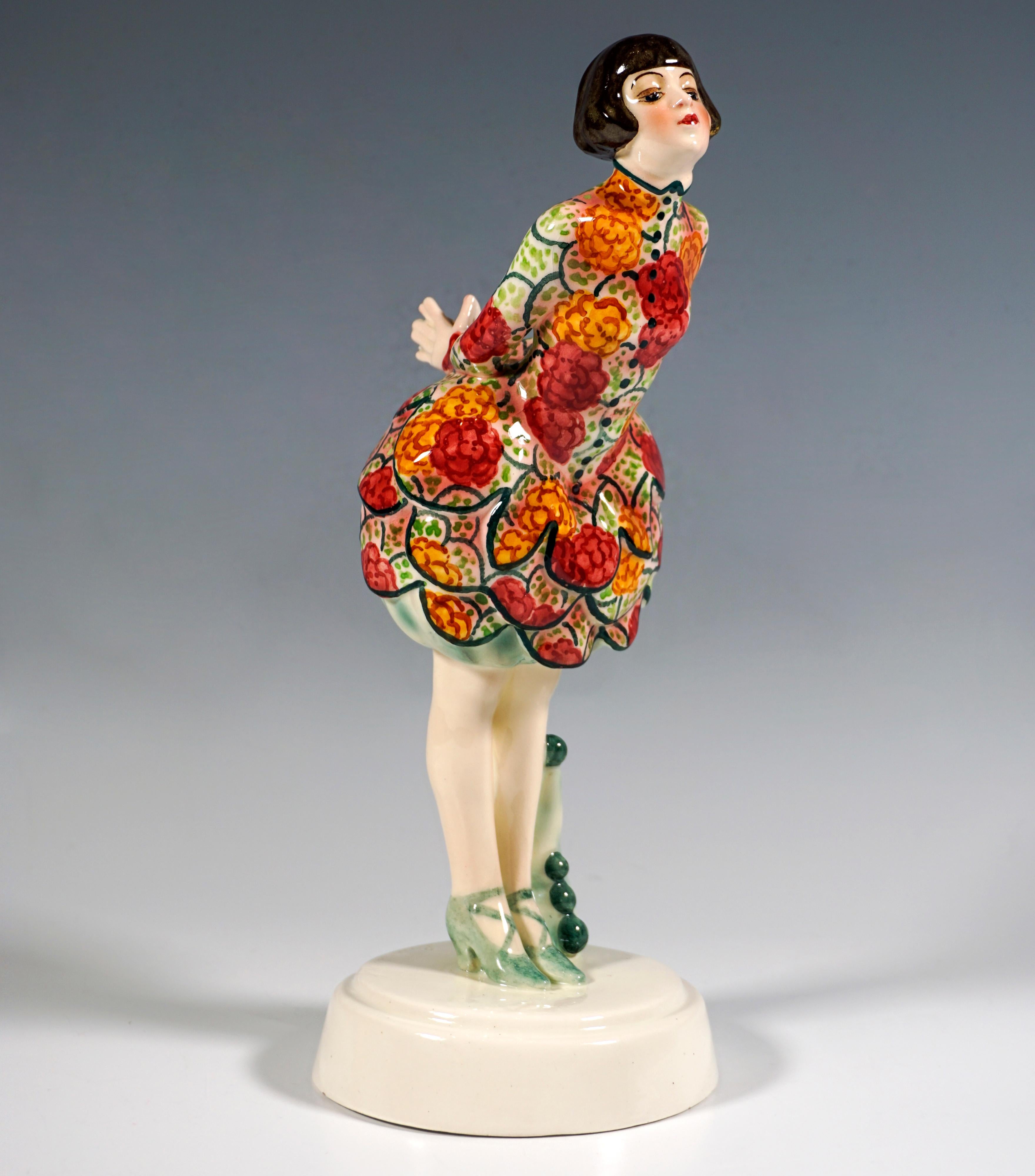 Rare figurine en céramique Goldscheider Vienna des années 1920 :
Pierrette avec une tête de pageboy dans un costume coloré avec une jupe ballon à plusieurs couches rappelant une pomme de pin, debout, penchée en avant et tenant ses mains jointes