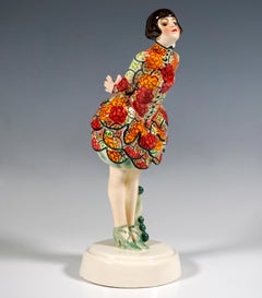 Goldscheider Art Déco Pierrette stehend im Ballonrock, von J. Lorenzl, um 1924