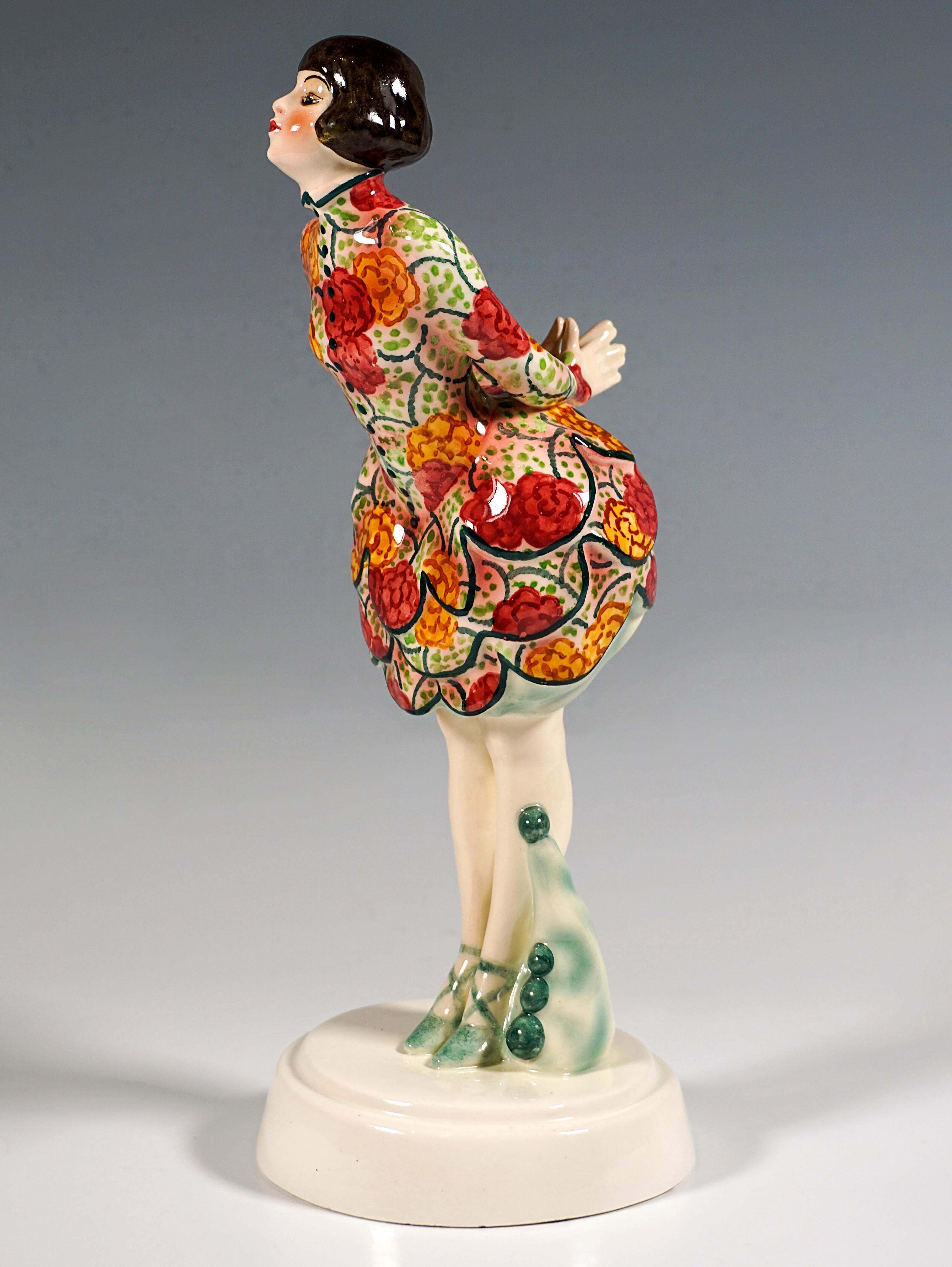 Peint à la main Goldscheider Art Déco Pierrette debout dans une jupe ballon, par J. Lorenzl, c 1924 en vente
