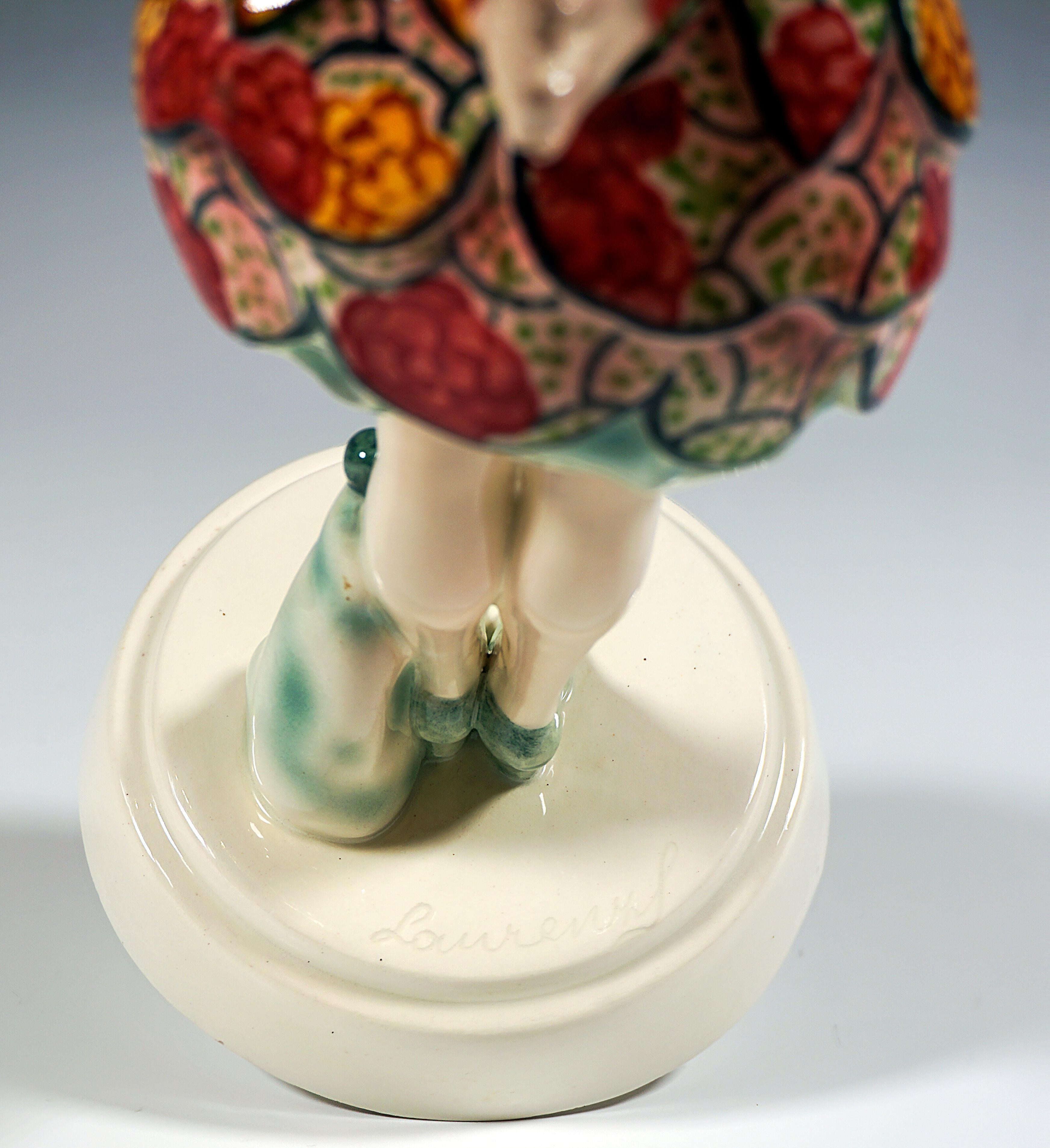 Goldscheider Art Déco Pierrette debout dans une jupe ballon, par J. Lorenzl, c 1924 Bon état - En vente à Vienna, AT