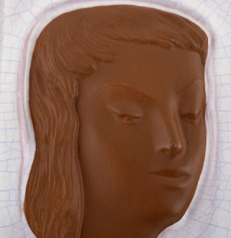Goldscheider Art Deco relief in glazed ceramics with woman's face. Austria, 1950s.
In very good condition.
Measures: 19 x 13 cm.
Stamped.