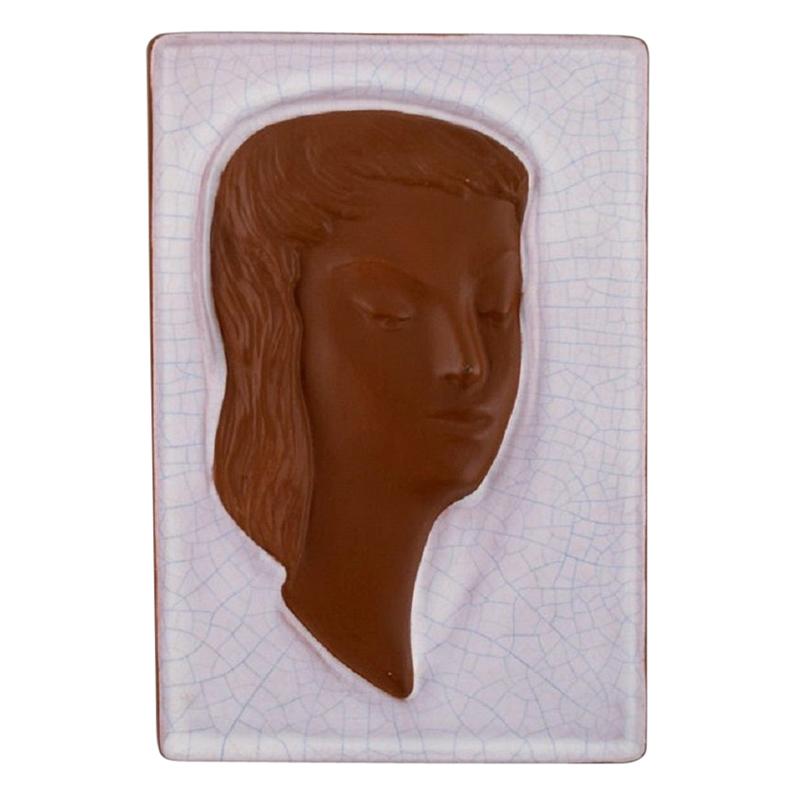 Relief Art Déco Goldscheider en céramique émaillée avec visage de femme, Autriche, 1950