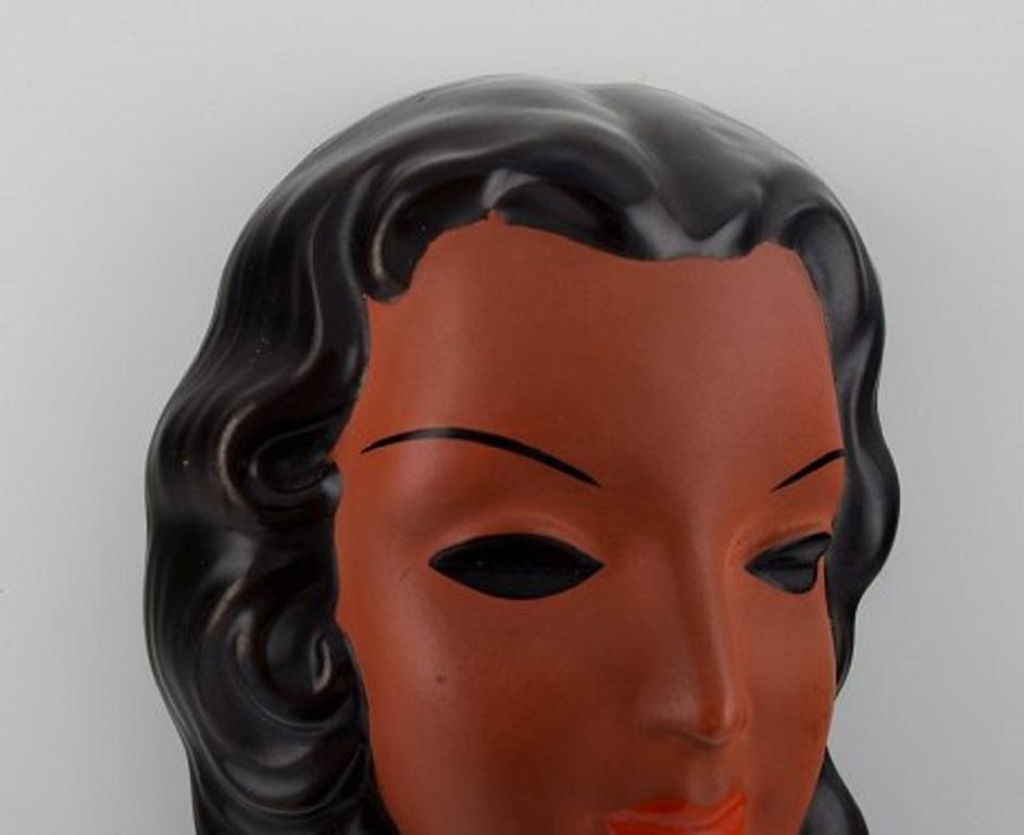 Goldscheider, Austria. Art Deco female face in hand painted glazed ceramics. Dated 1953.
Measures: 18.5 x 13 cm.
In very good condition.
Stamped.