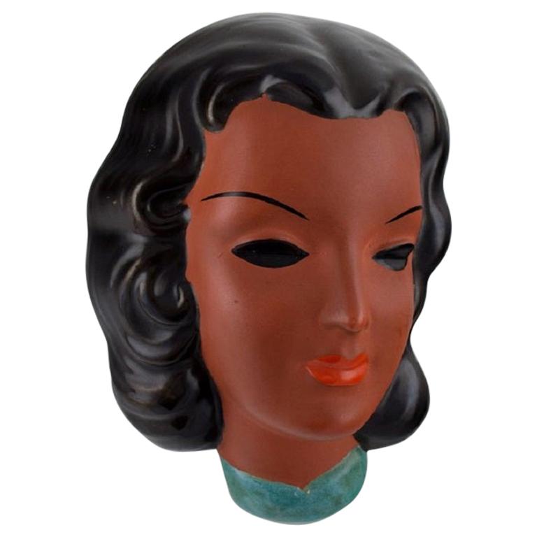 Goldscheider, Austria, Rostro femenino Art Decó en cerámica esmaltada pintada a mano en venta