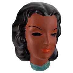 Goldscheider, Österreich, weibliches Gesicht aus handbemalter glasierter Keramik im Art déco-Stil