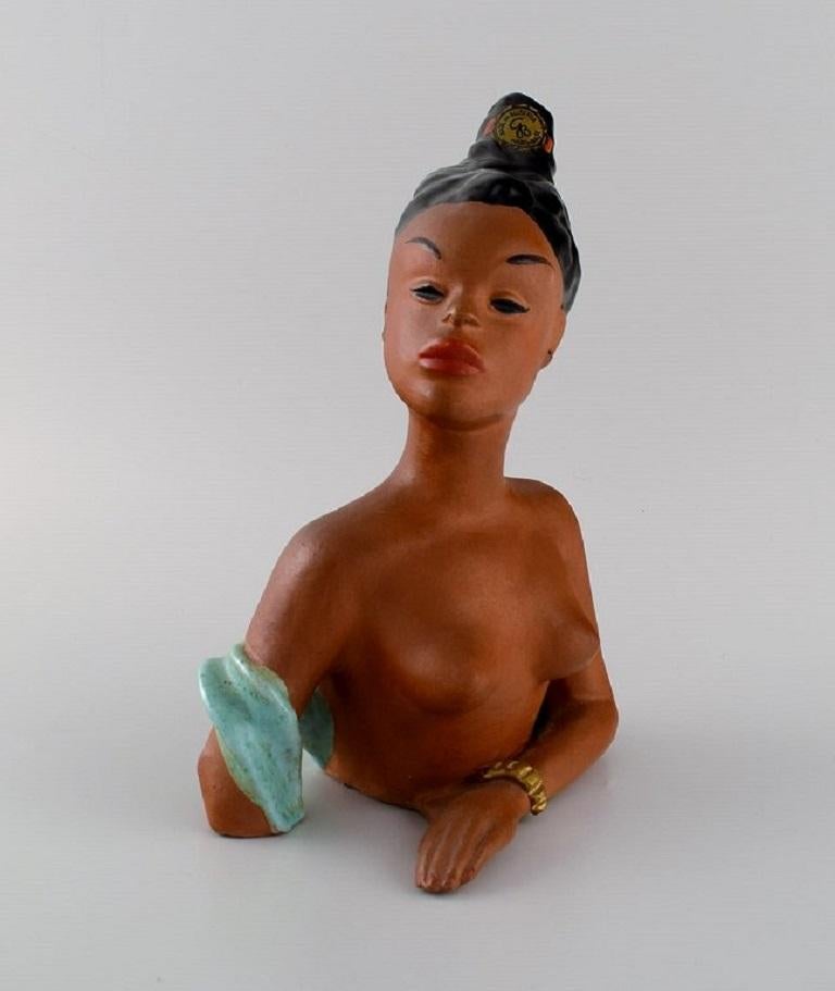 Goldscheider, Austria. Art Deco figure in hand-painted and glazed ceramics. 
Naked woman. 1940s.
Measures: 24.5 x 16 cm.
In excellent condition.
Sticker.