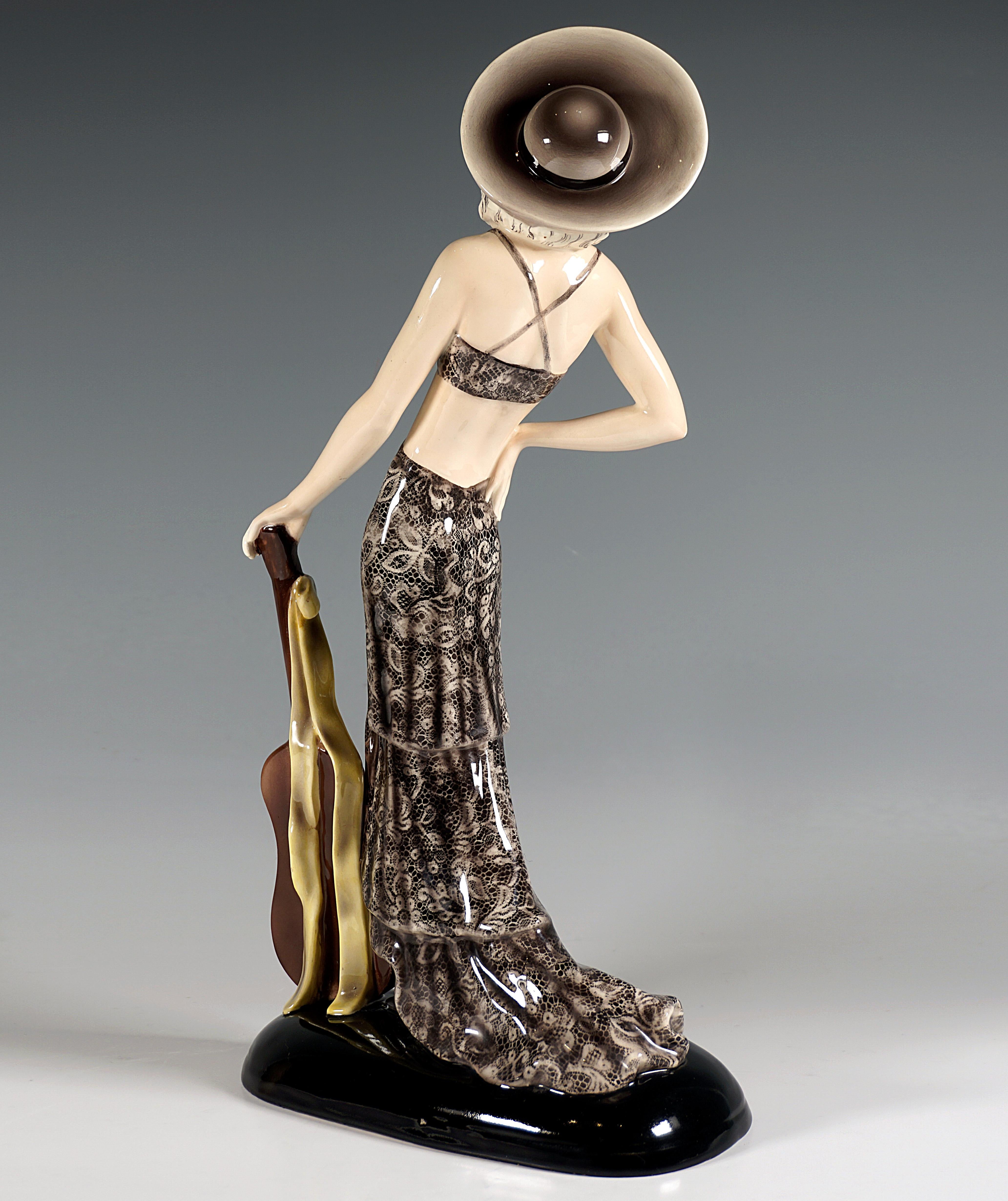 Goldscheider Figur Dame mit Hut und Gitarre von Stephan Dakon, Wien um 1934 (Art déco) im Angebot
