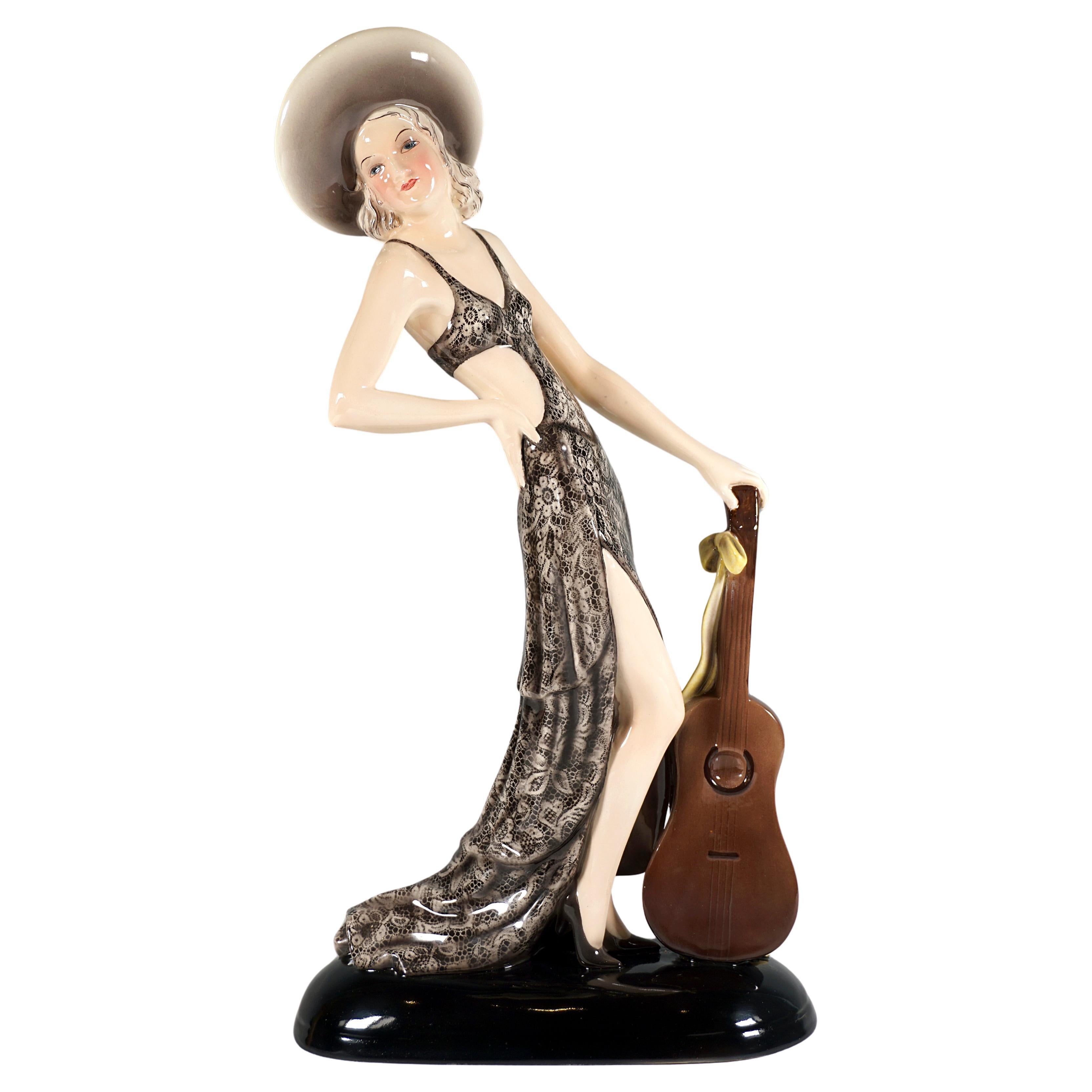 Goldscheider Figur Dame mit Hut und Gitarre von Stephan Dakon, Wien um 1934 im Angebot