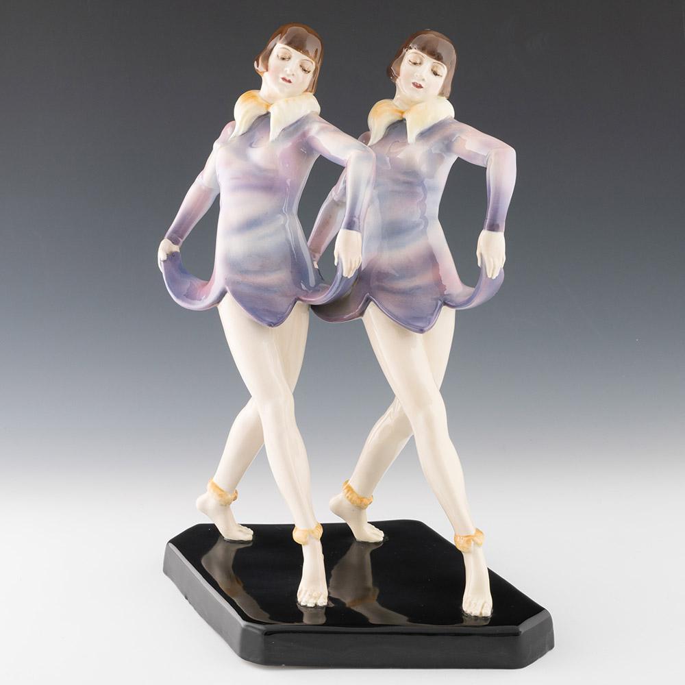 Titolo : Figura Goldscheider delle sorelle Dolly - Model No. 5612/171/4
Data: 1925-7
Periodo : Guerra tra le due guerre
Marchi: marchio Goldscheider alla base e numero del modello
Origine : Austria
Colore : Policromo
Motivo : Raffigura le sorelle