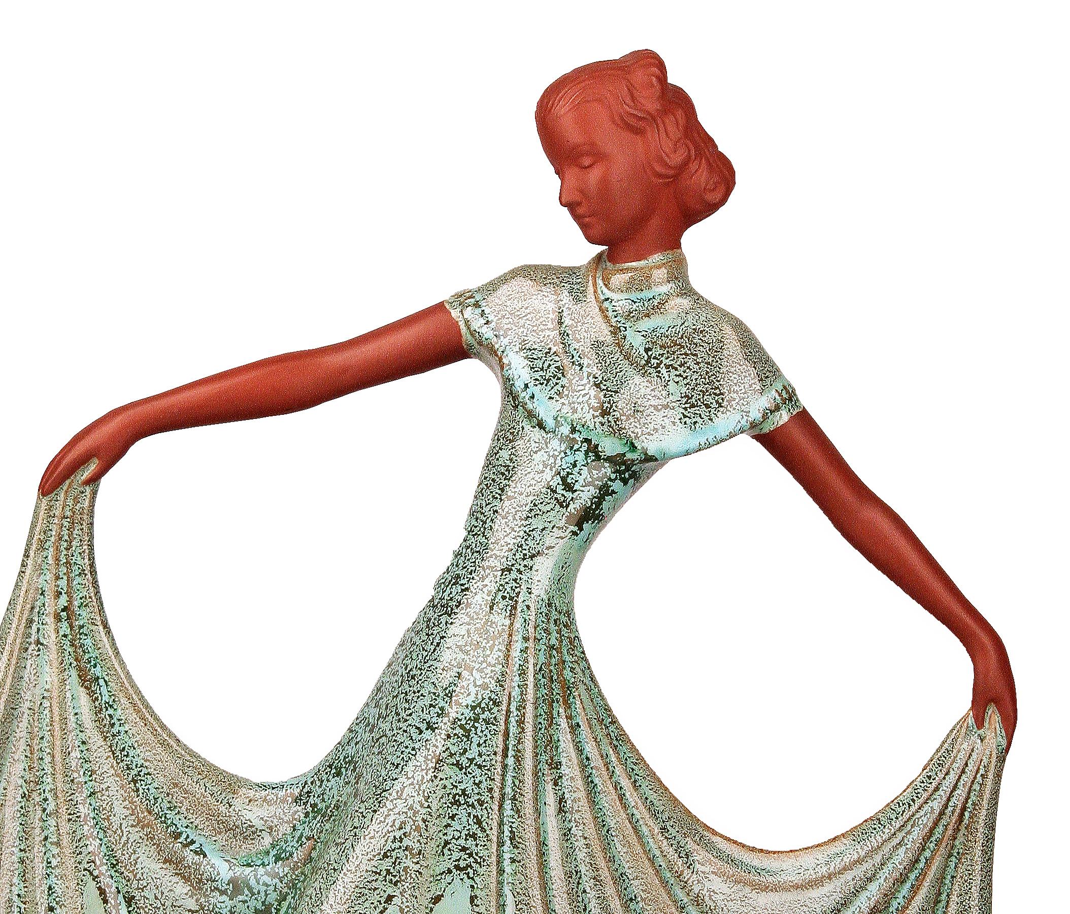 Goldscheider-ähnliche Art Déco Dancing Lady Porzellanfigur aus dem Vereinigten Königreich im Zustand „Gut“ im Angebot in North Miami, FL