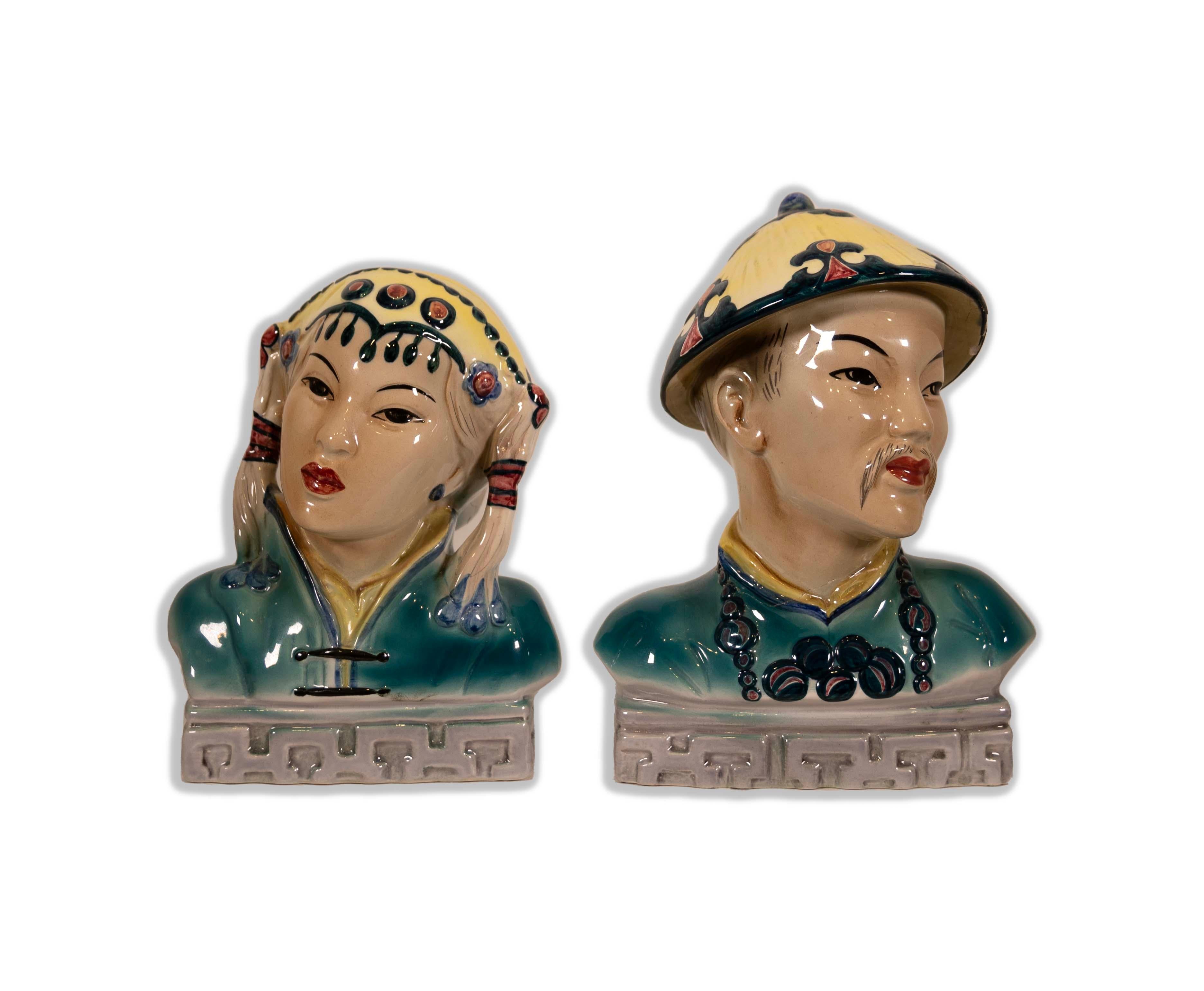 Paire de sculptures japonaises en porcelaine peintes à la main, conçues par Goldscheider et datant du milieu du siècle dernier. Estampillé Goldscheider Everlast Corp sur le fond. Vers le milieu du XXe siècle. Détails complexes représentant une forme