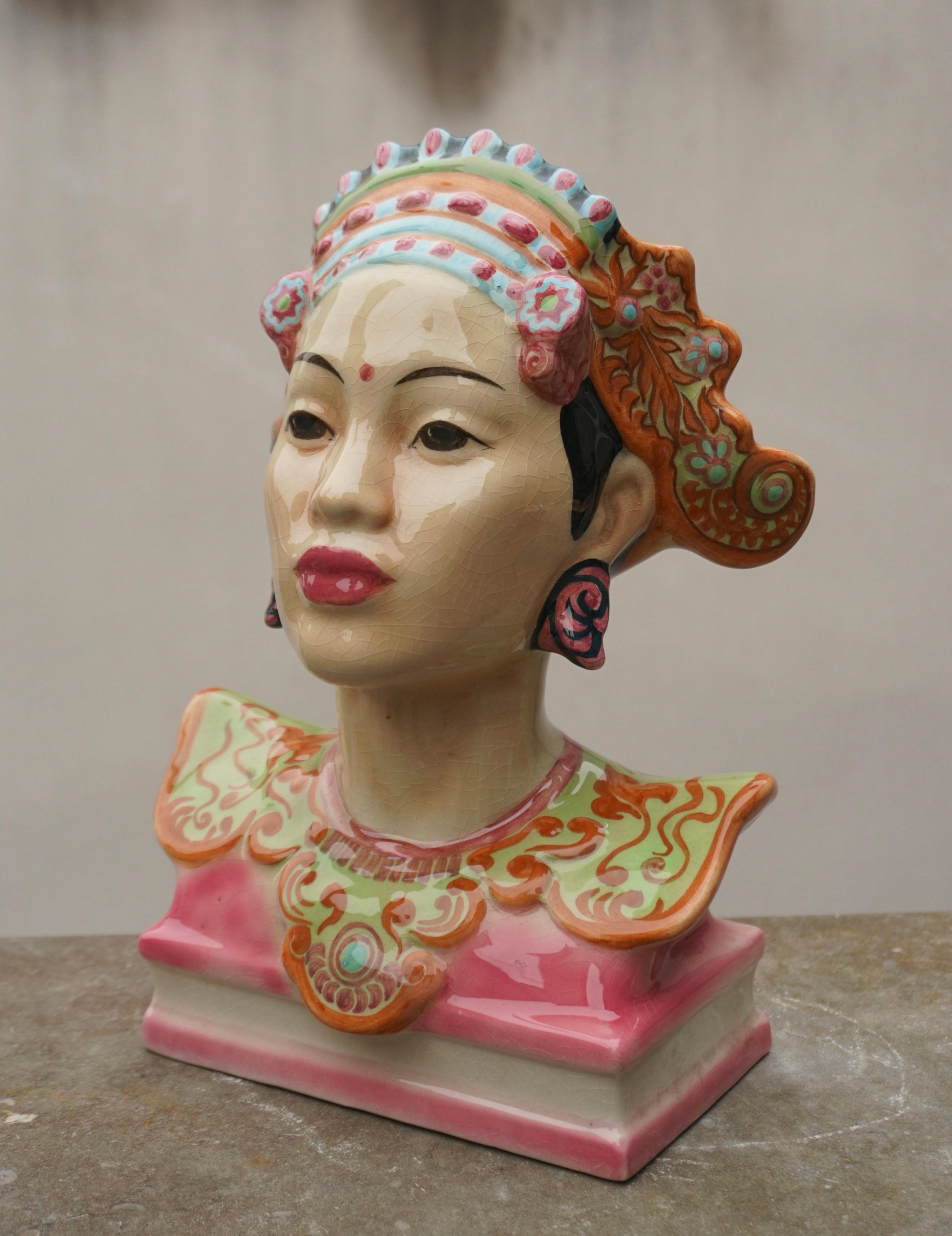 Goldscheider Polychrome Porzellanbüste einer Balinesischen Tänzerin aus Goldscheider von Helen Liedloff (Österreichisch) im Angebot