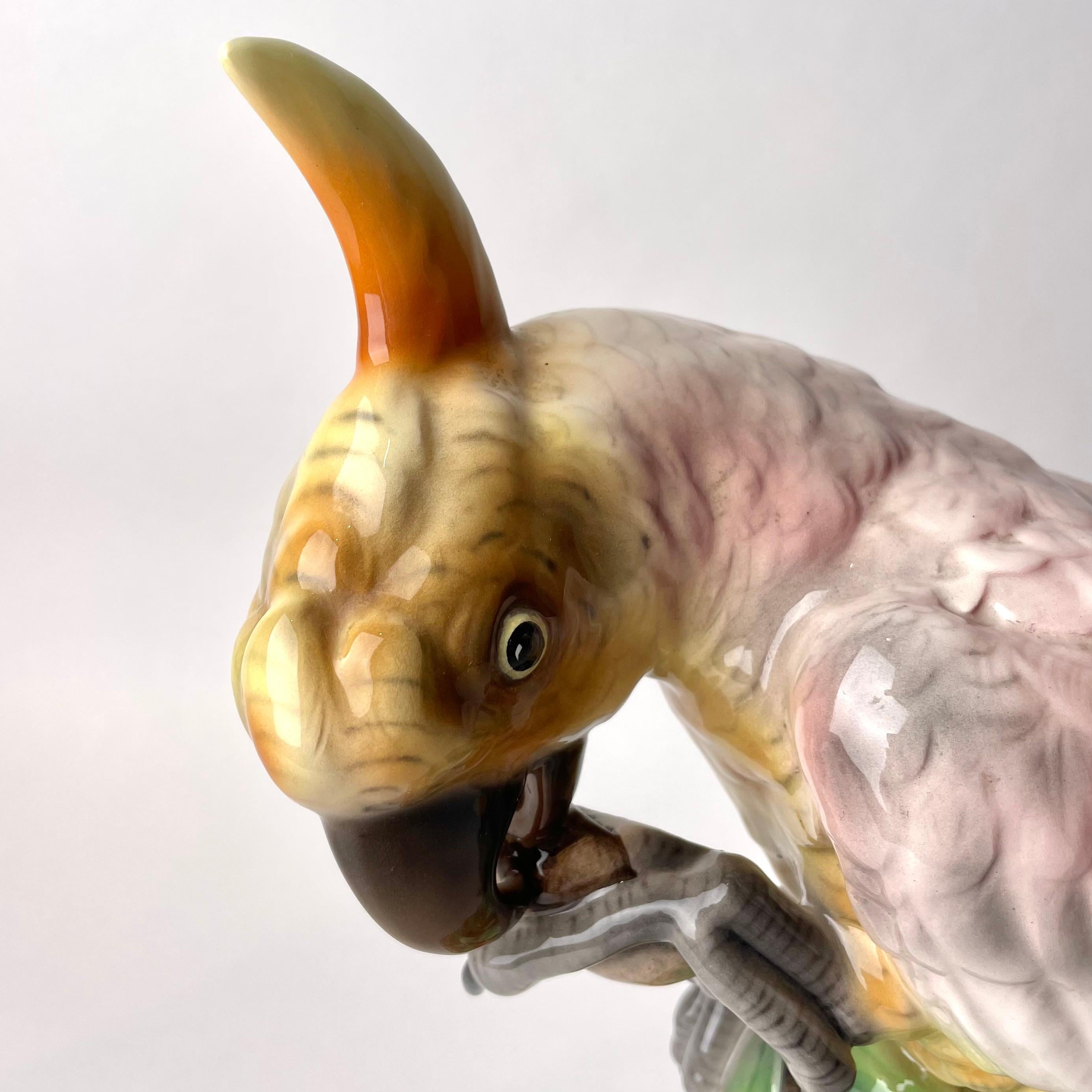 Goldscheider-Porzellanfigur in Form eines Papageiens, 1920er Jahre im Angebot 1