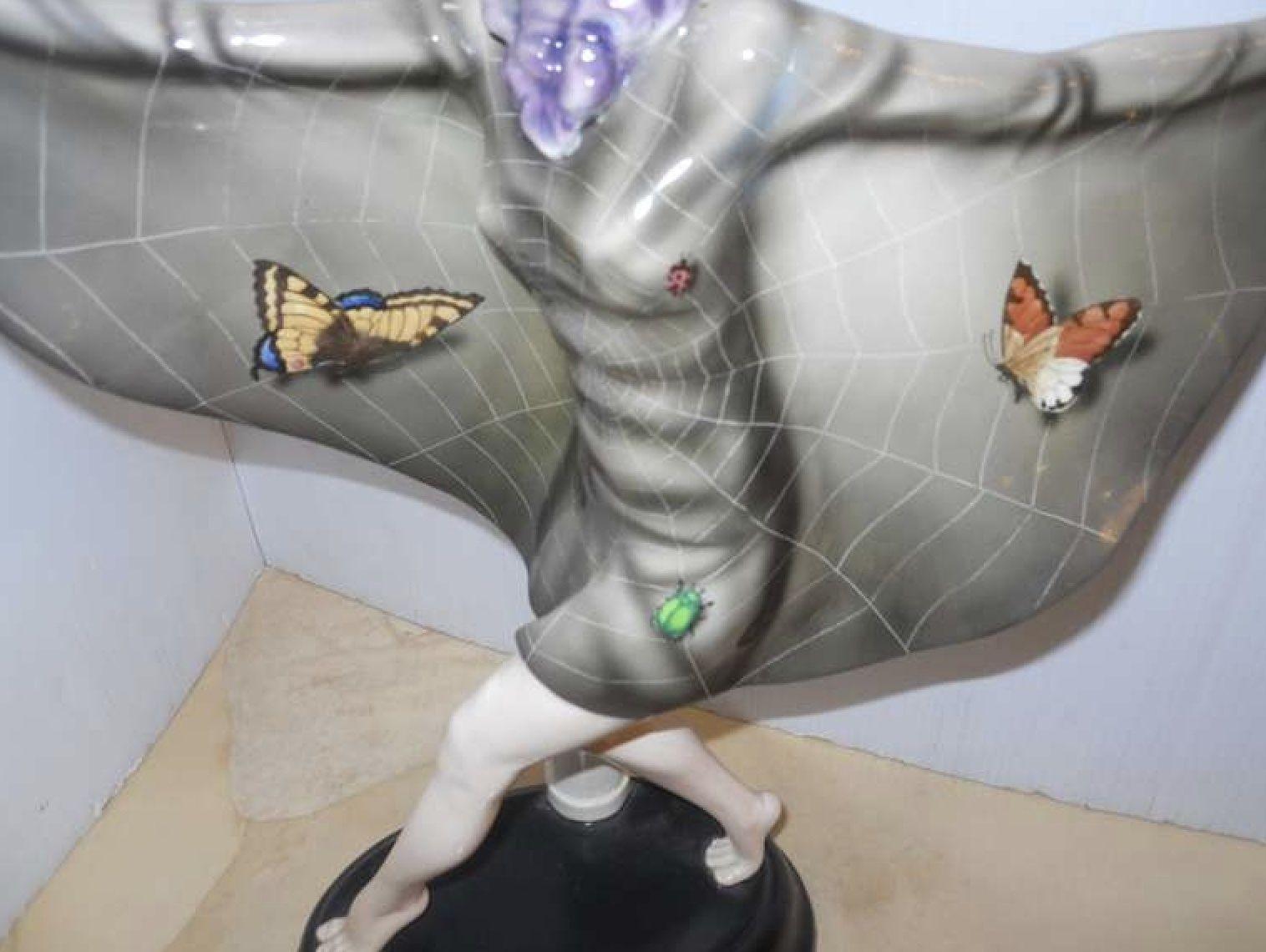 20ième siècle Sculpture en porcelaine « L'oiseau capturé » d'Orscheider en vente