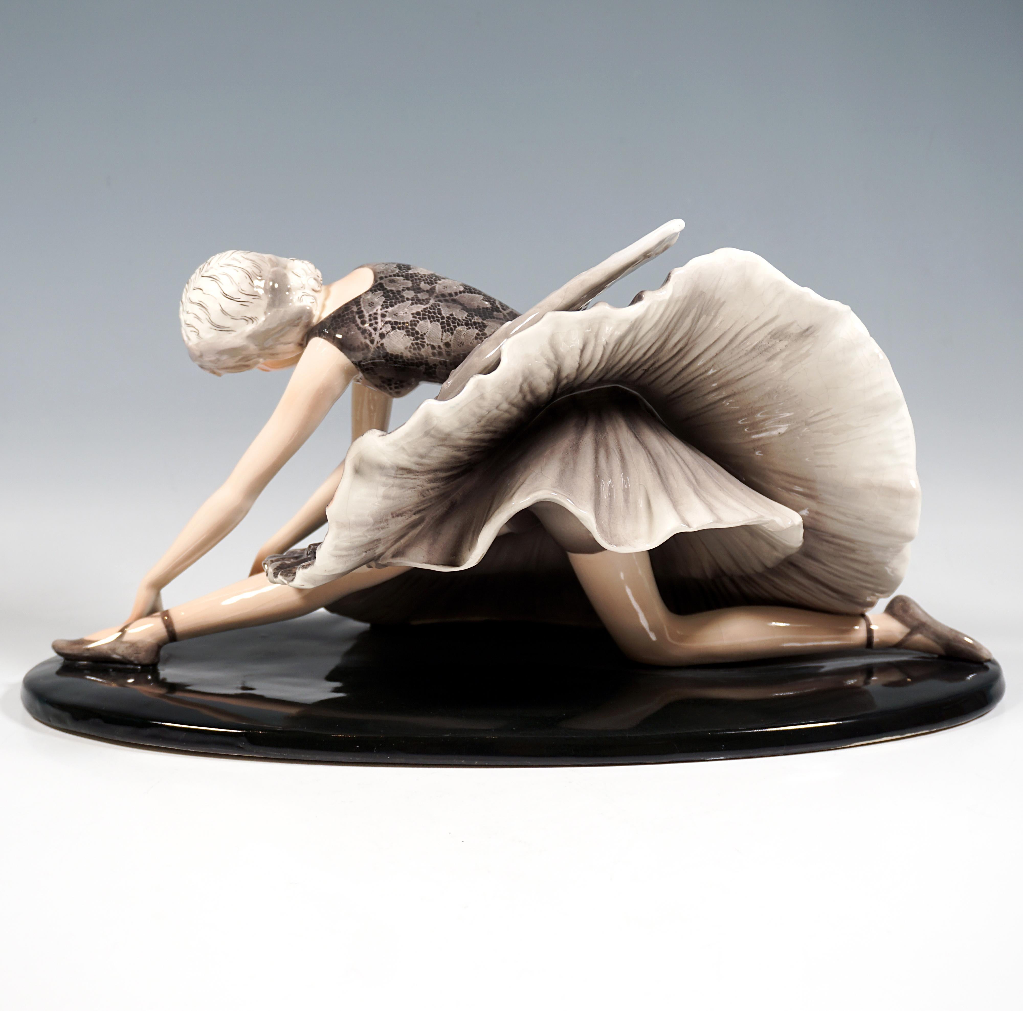 Goldscheider Wien, Anna Pavlova als 'Sterbender Swan', von Stephan Dakon, um 1936 (Art déco) im Angebot