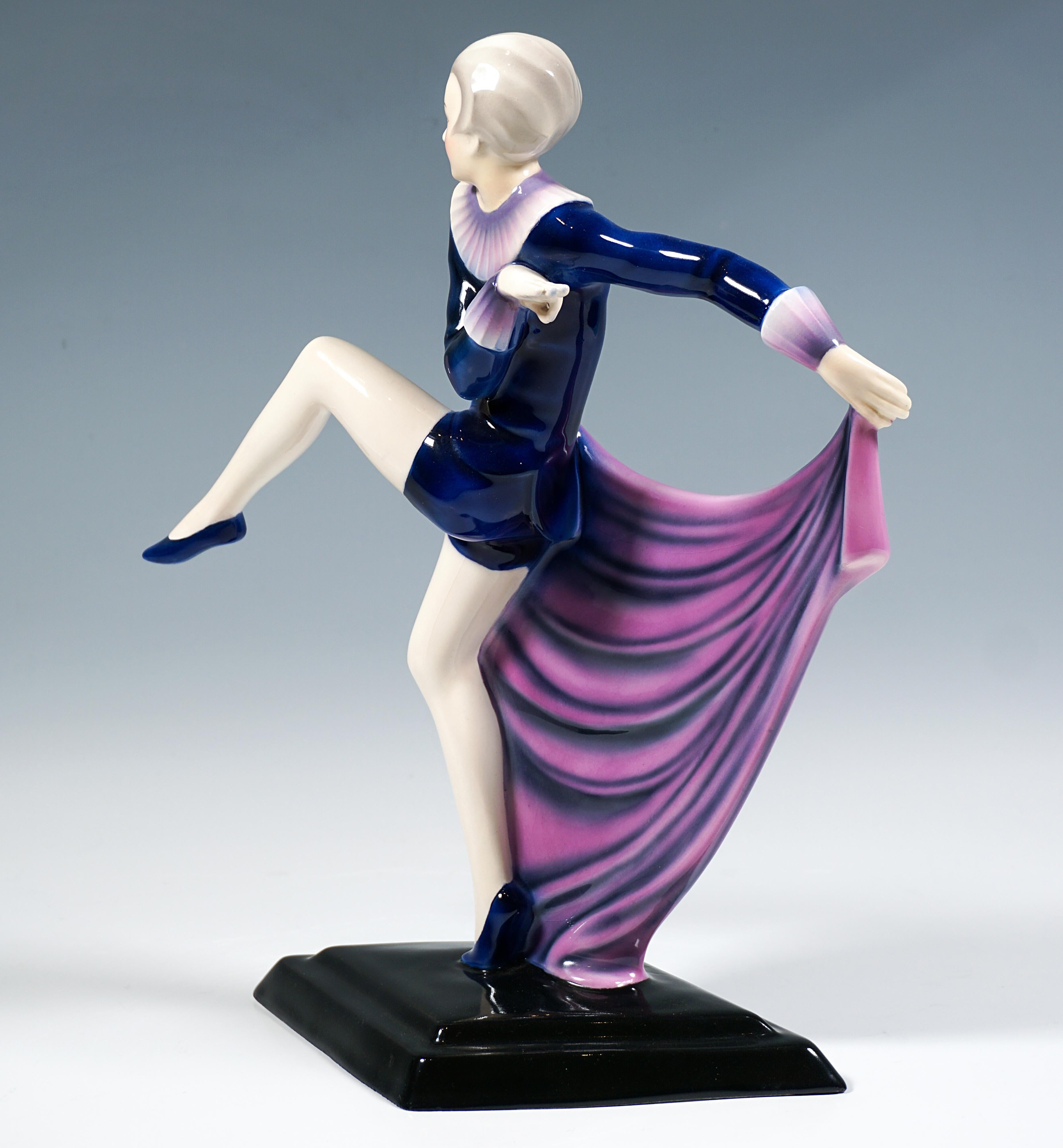 Autrichien Goldscheider Vienna Art Déco Dancer Posing With Raised Leg And Cloth, by Lorenzl en vente
