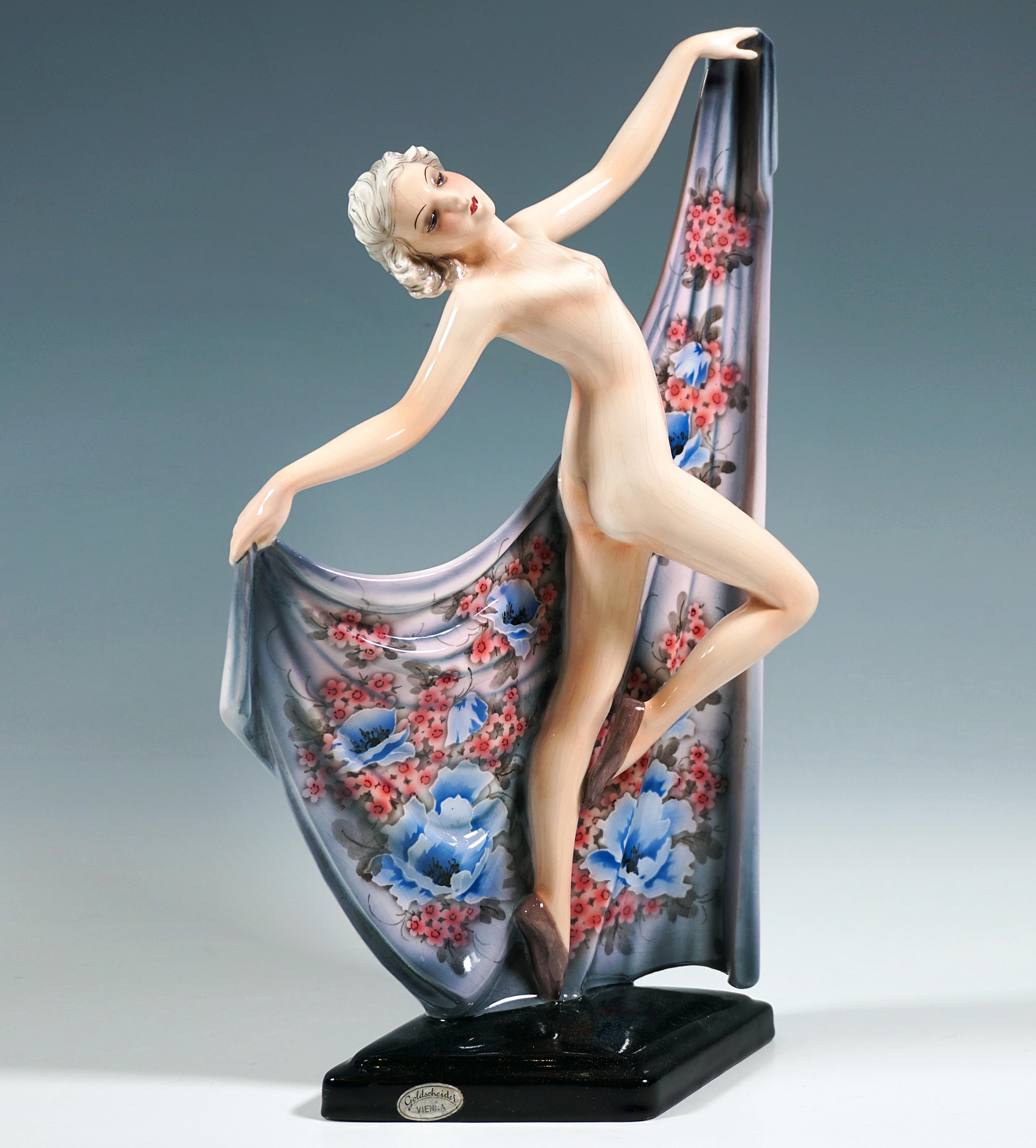 Excellente figurine en céramique de Goldscheider de la fin des années 1930 :
Une jeune et jolie femme aux cheveux bouclés, portant uniquement des chaussons de danse, en équilibre sur ses orteils gauches, le haut du corps tourné sur le côté et