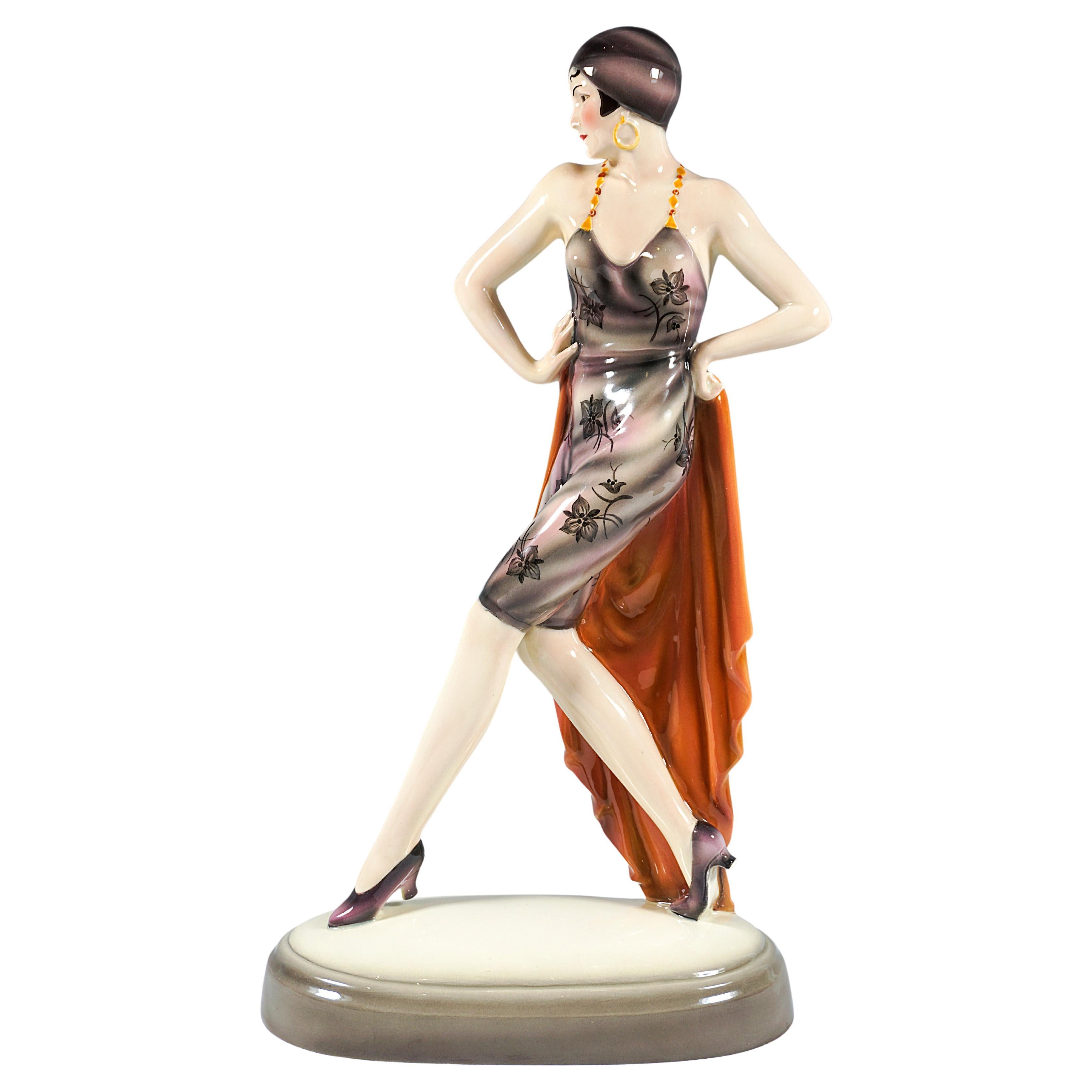 Goldscheider Vienna Art Déco Figura di ballerina che cammina con treno, di Lorenzl c1930