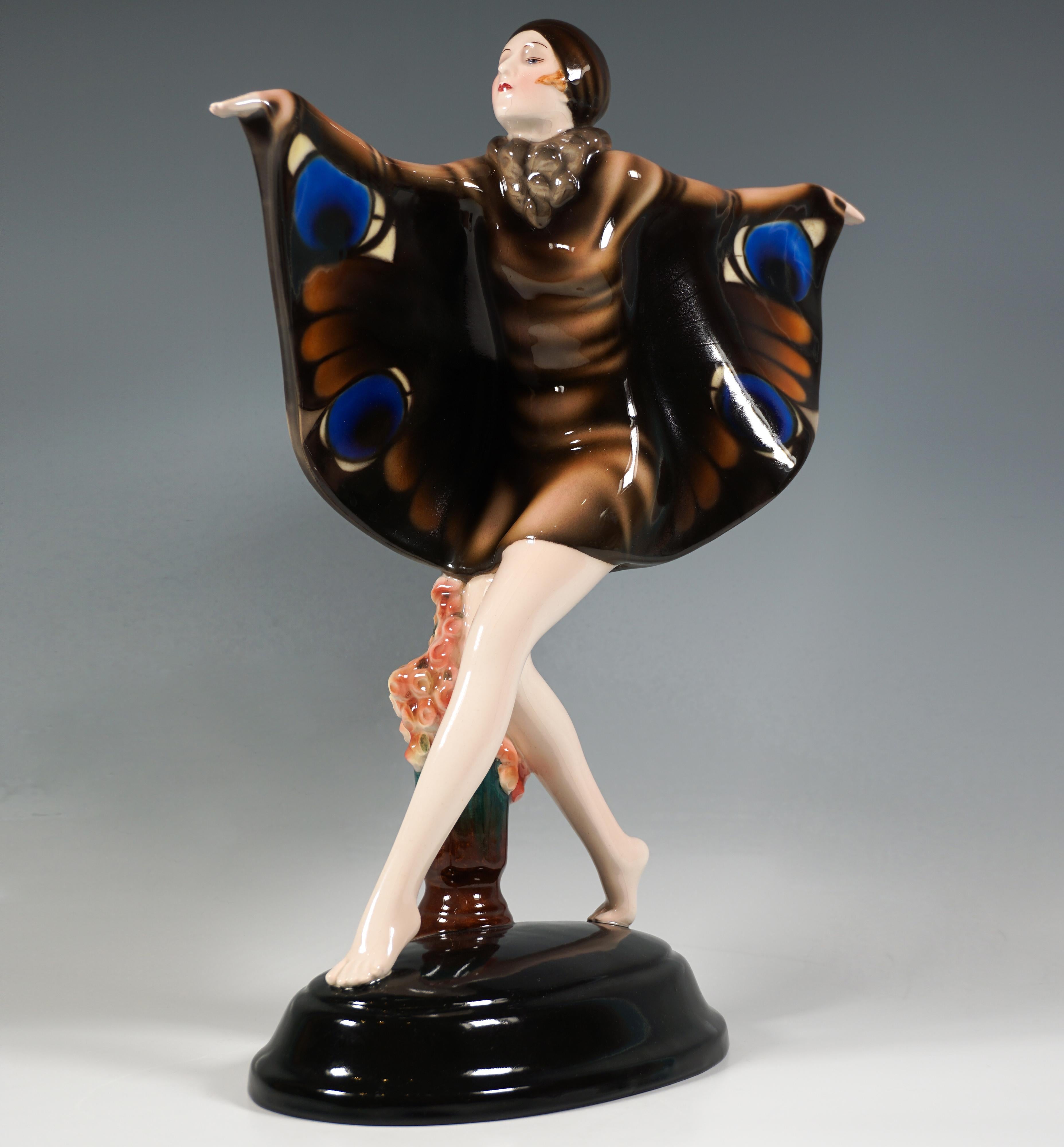 One of the most popular and elegant models produced by the Goldscheider Manufactory Vienna:
The dance 'Der Gefangene Vogel' - 'The Captured Bird' - performed by the dancer Niddy Impekoven (1904-2002) in the early twenties of the 20th century is