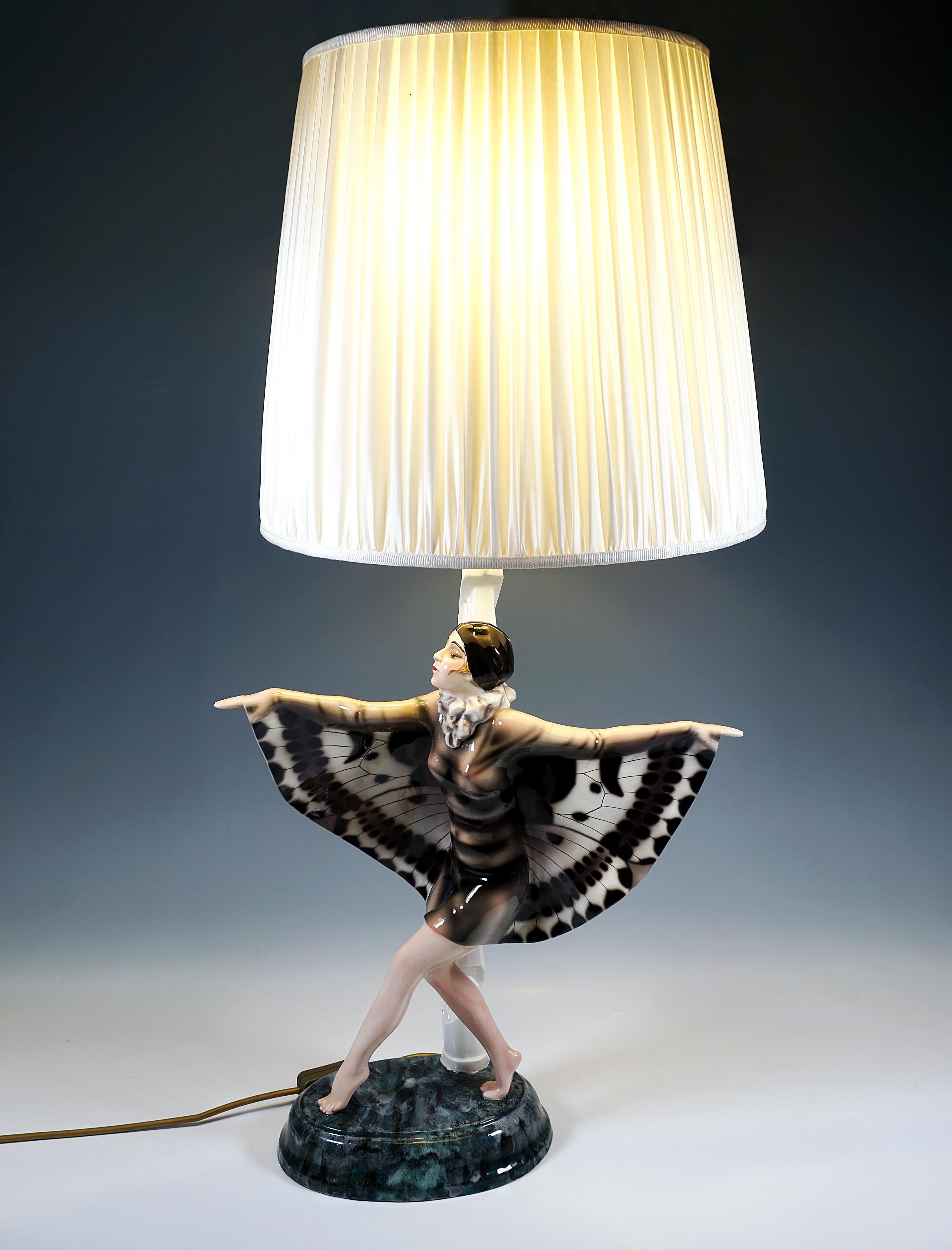 A rare version of one of the most famous models from the Wiener Goldscheider manufactory as a lamp:
Depiction of the dancer Niddy Impekoven (1904-2002) performing the dance ‘The Captured Bird’ in the early 1920s: the dancer balances on tiptoe,