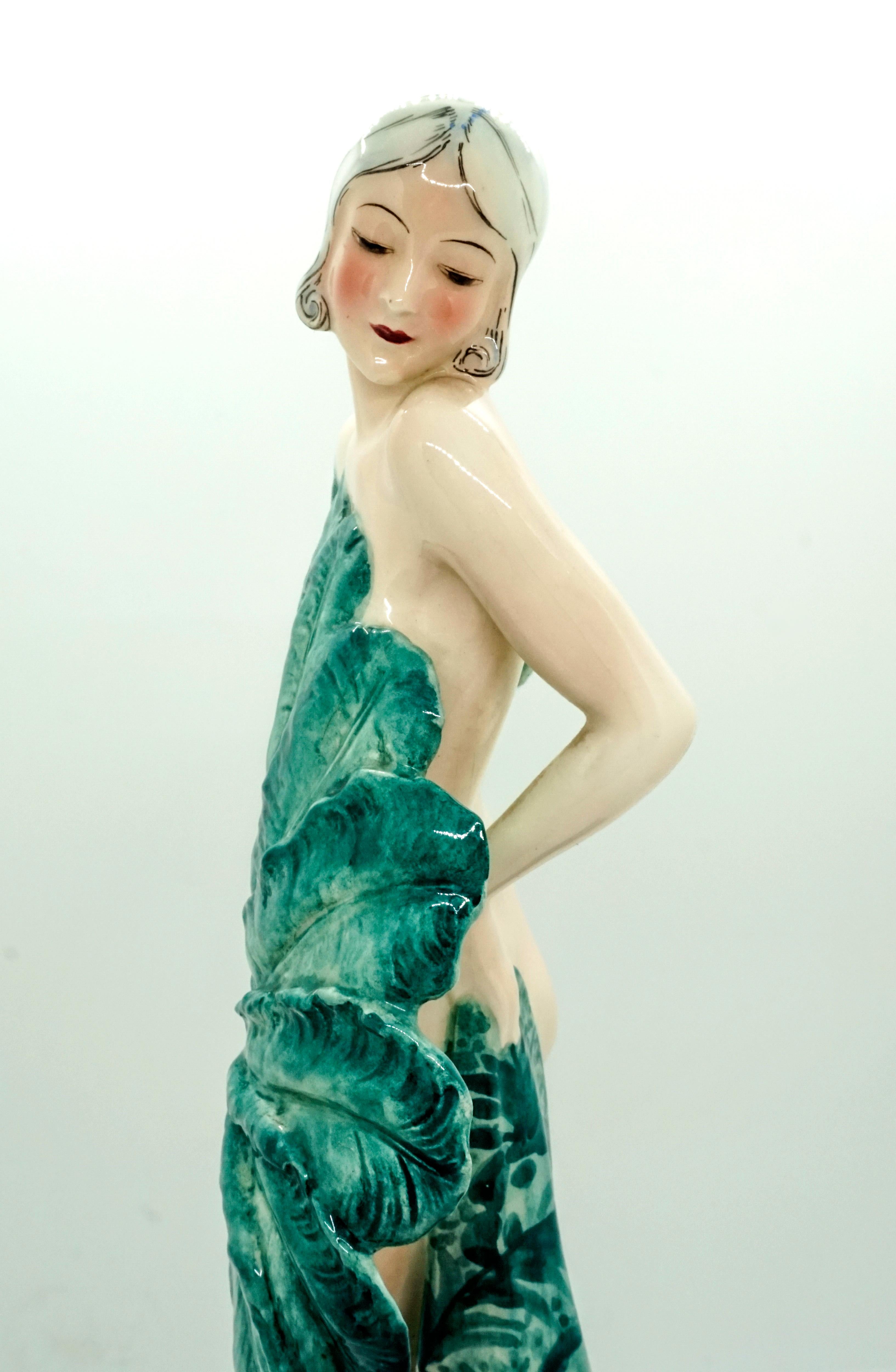 Dipinto a mano Figurina Goldscheider Vienna Art Deco 'Fan Lady' di Stephan Dakon, 1930 circa in vendita