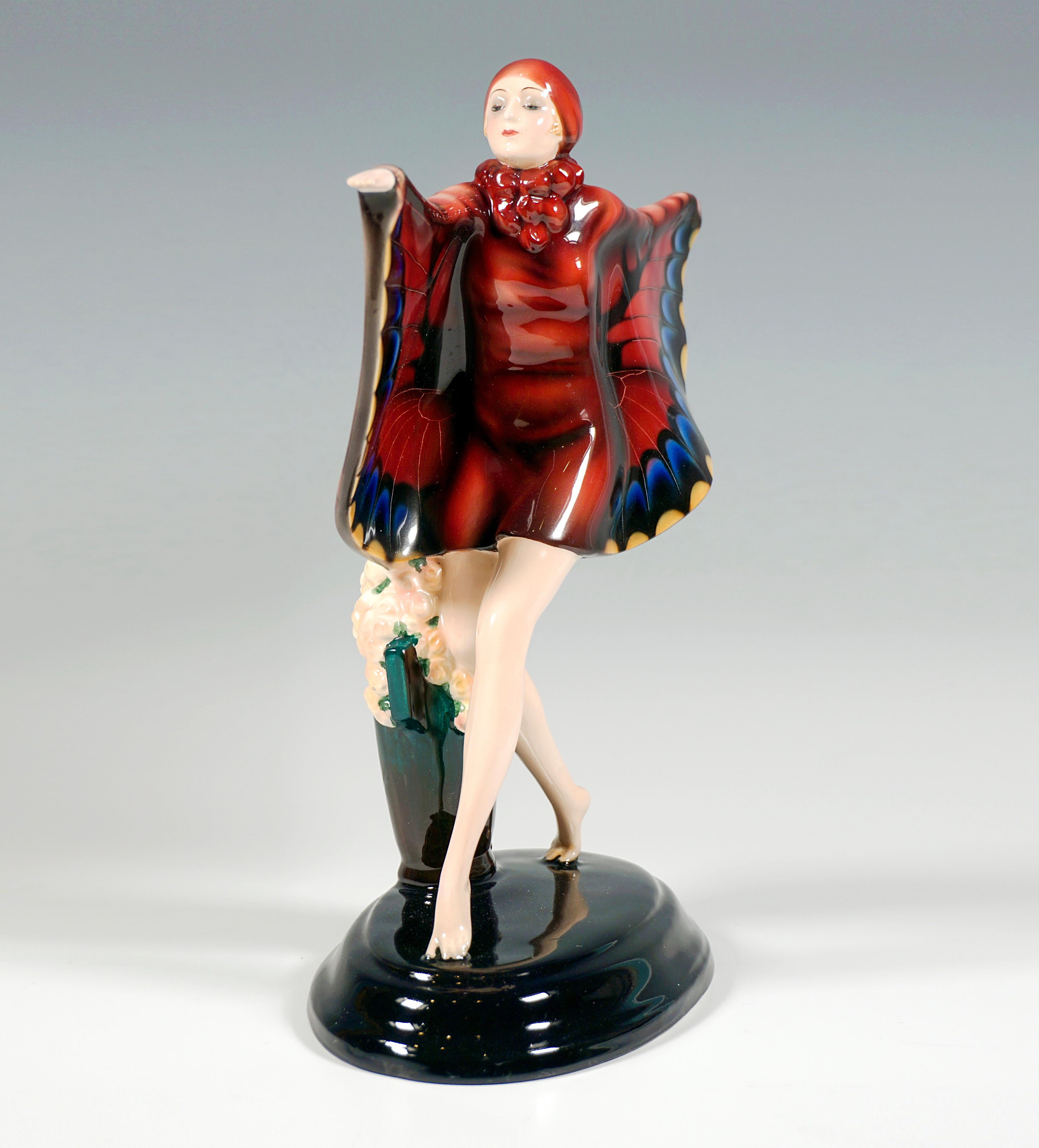 One of the most famous and elegant models from the Goldscheider manufacture:
The dance 'Der Gefangene Vogel' performed by the dancer Niddy Impekoven (1904-2002) in the early twenties of the 20th century is shown: the dancer, balancing on tiptoe,