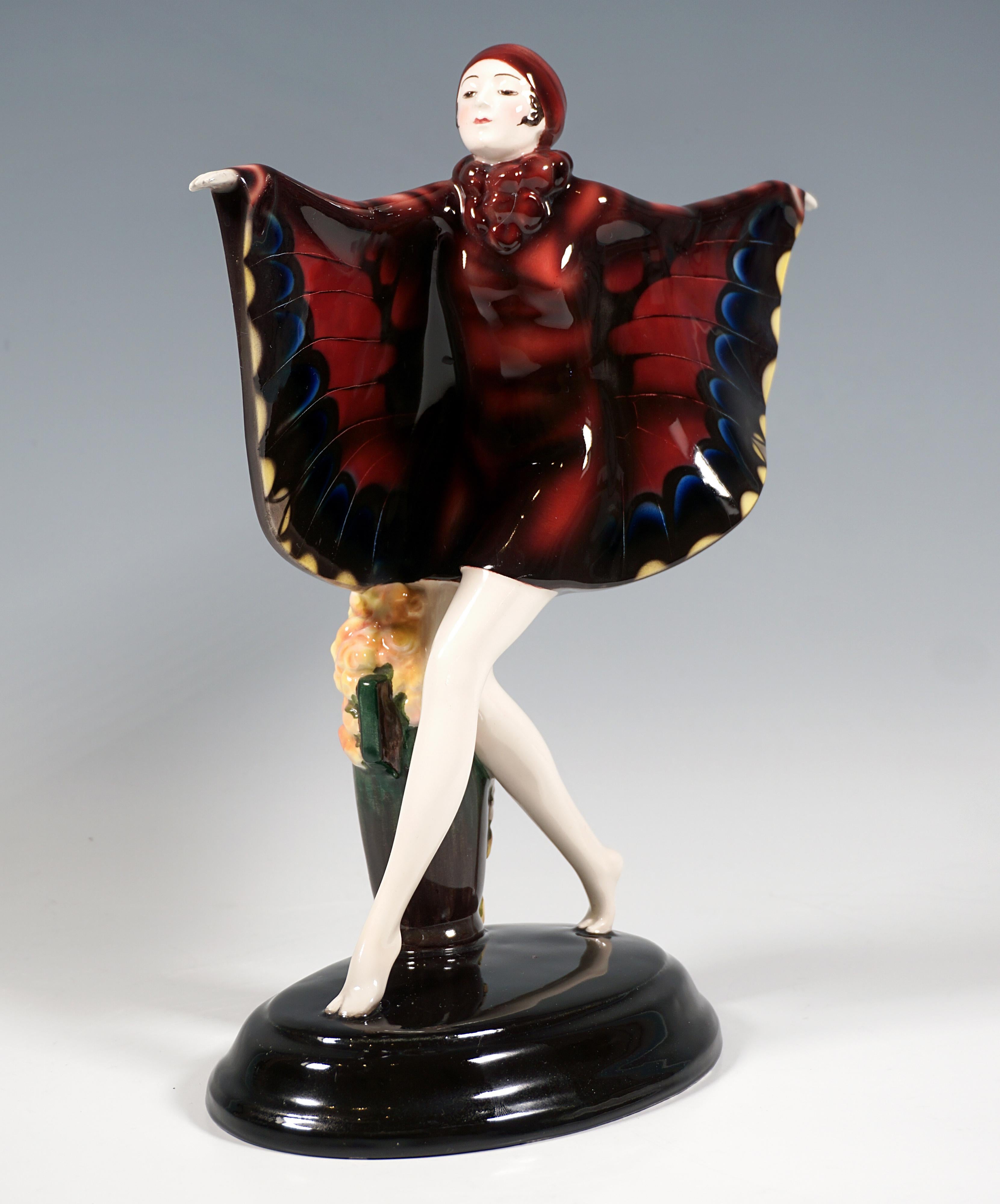 One of the most popular and elegant models produced by Goldscheider Manufaktur Vienna:
Depiction of the dancer Niddy Impekoven (1904-2002) performing her dance ‘The Captured Bird’ in the early twenties of the 20th century:
A dancer balancing on