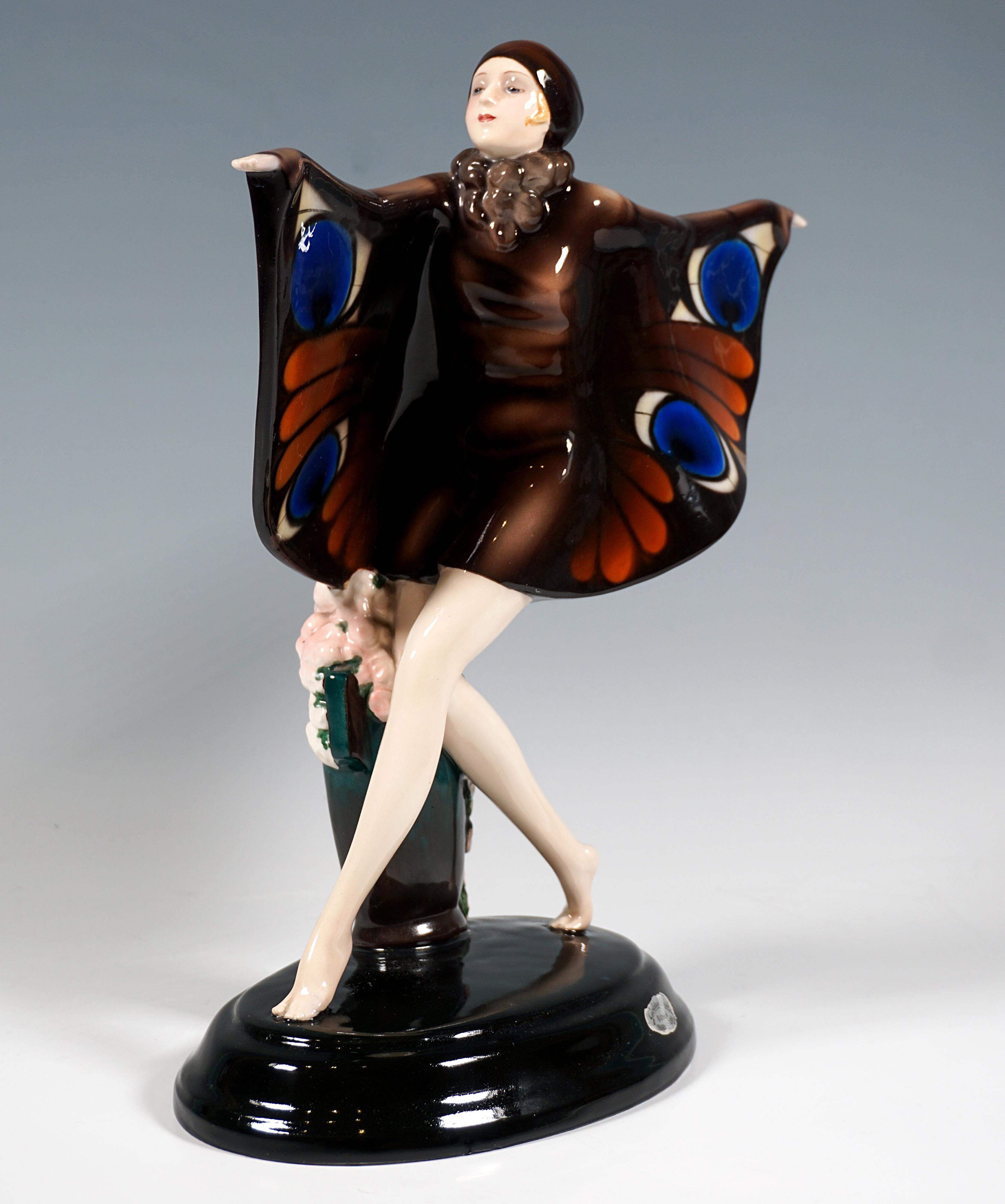 L'un des modèles les plus célèbres de la manufacture Wiener Goldscheider : 
Représentation de la danseuse Niddy Impekoven (1904-2002) pendant sa danse 