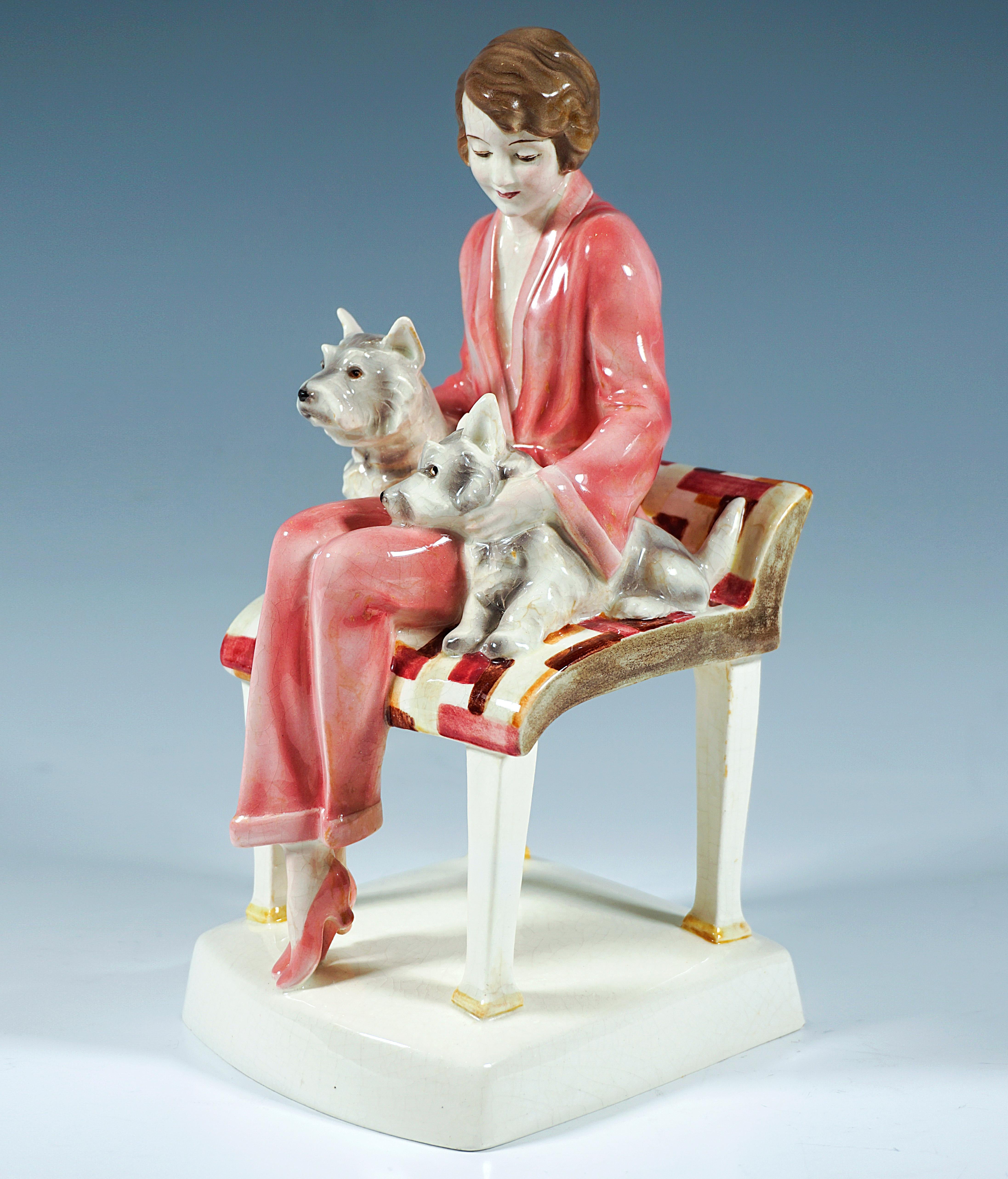 Autrichien La femme assise en céramique Goldscheider de Vienne avec deux terriers par Josef Lorenzl, 1930 en vente