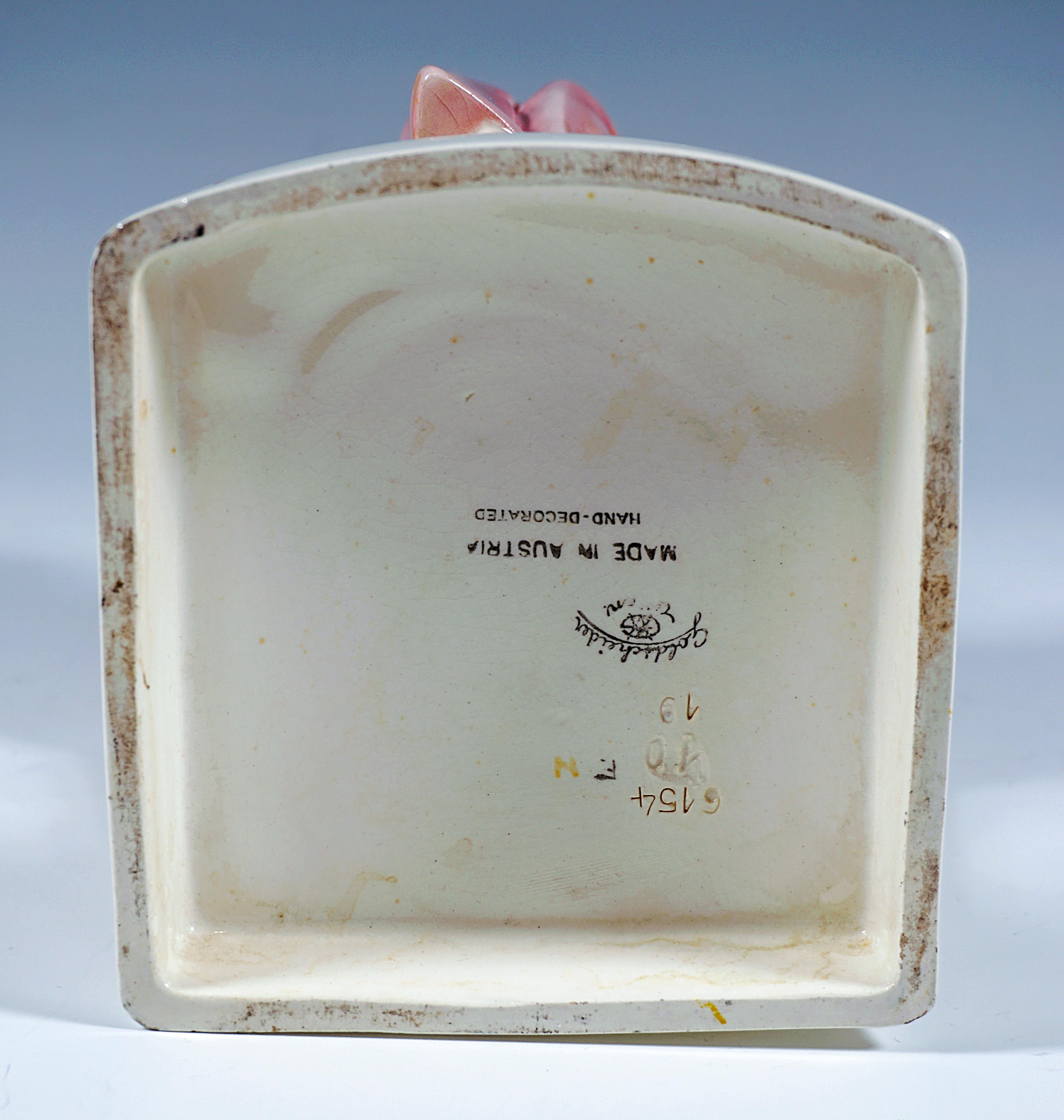 Metà XX secolo Goldscheider Vienna Ceramica Signora seduta con due terrier di Josef Lorenzl 1930 in vendita