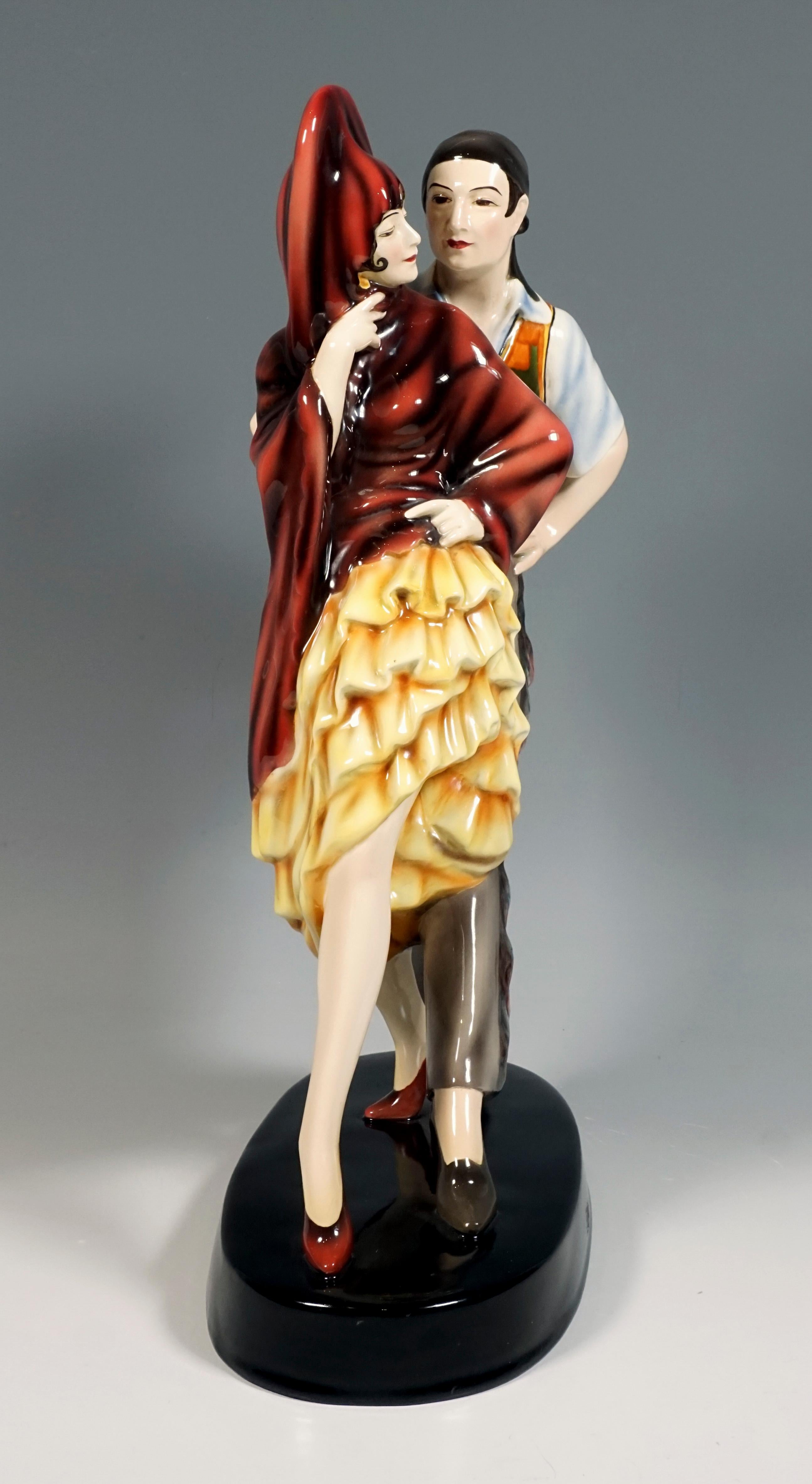 Seltene Goldscheider Art Deco Keramik Figurengruppe aus den 1930er Jahren: 
Zu sehen ist ein Tanzpaar in traditioneller spanischer Tracht. Die Dame trägt eine Mantilla, einen Schleier, der den Kopf und den Hals bis zu den Schultern bedeckt. Oft