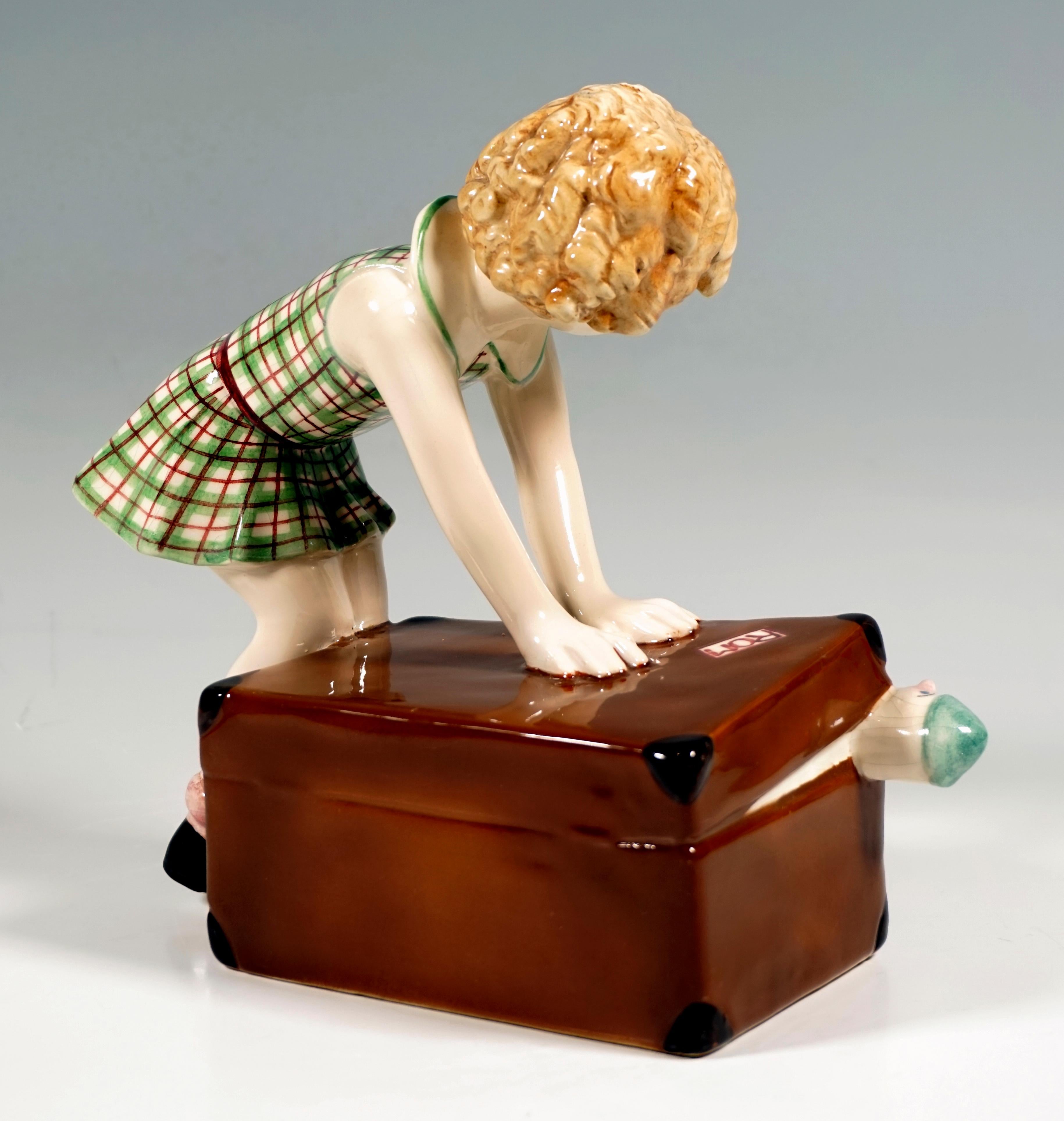 Goldscheider Wiener Kinderfigur des Wiener Goldscheiders, Kleines Mädchen mit Koffer, von Dakon, ca. 1937 (Art déco) im Angebot