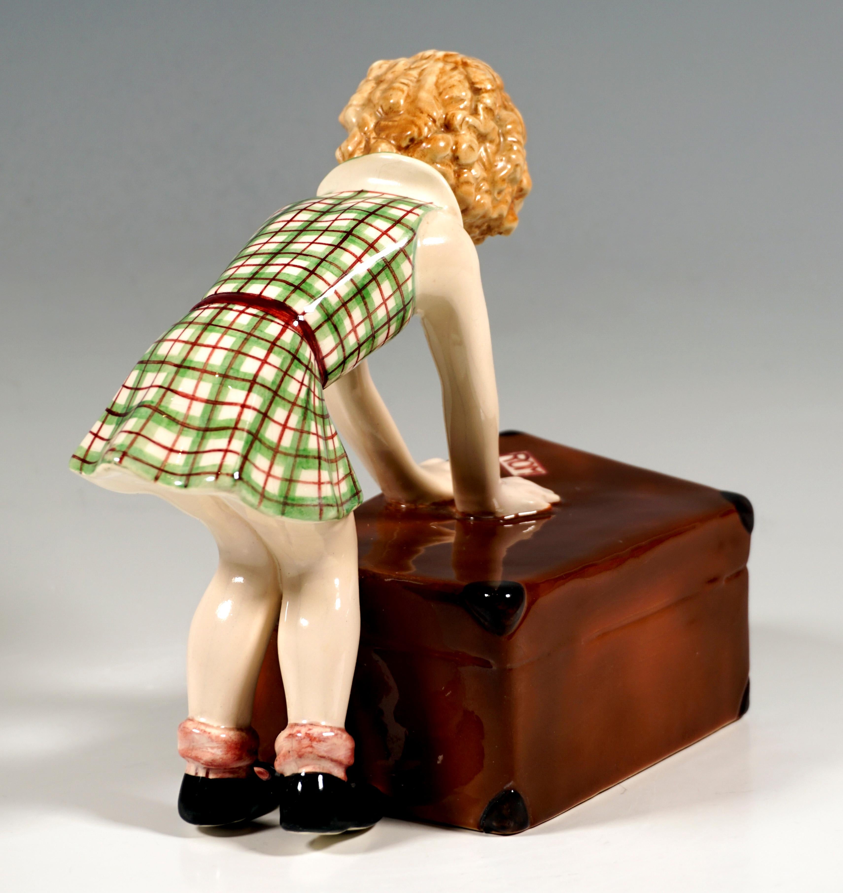 Goldscheider Wiener Kinderfigur des Wiener Goldscheiders, Kleines Mädchen mit Koffer, von Dakon, ca. 1937 (Österreichisch) im Angebot