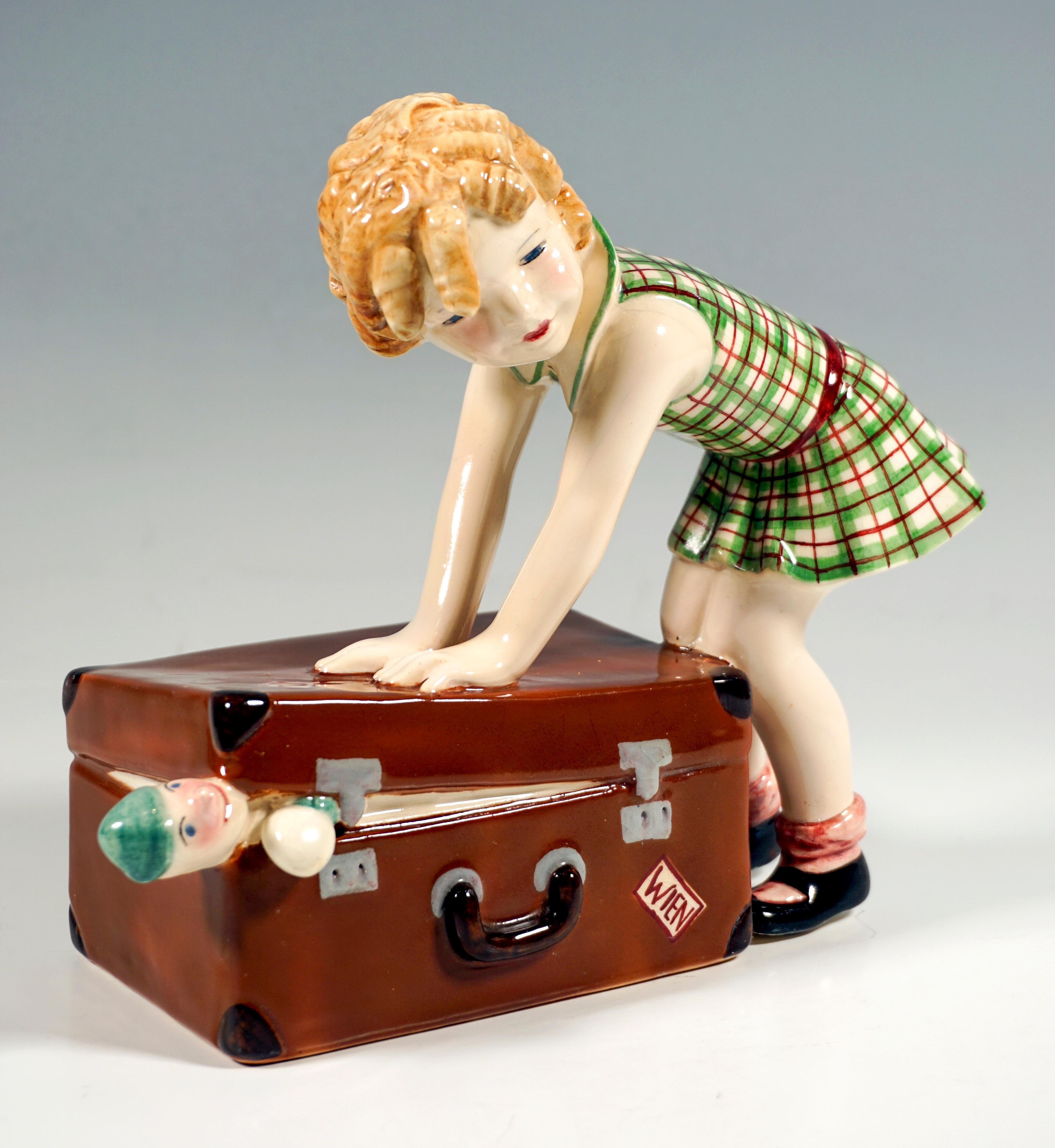 Figurita infantil Goldscheider Viena, Niña con maleta, por Dakon, C. 1937 en Bueno estado para la venta en Vienna, AT