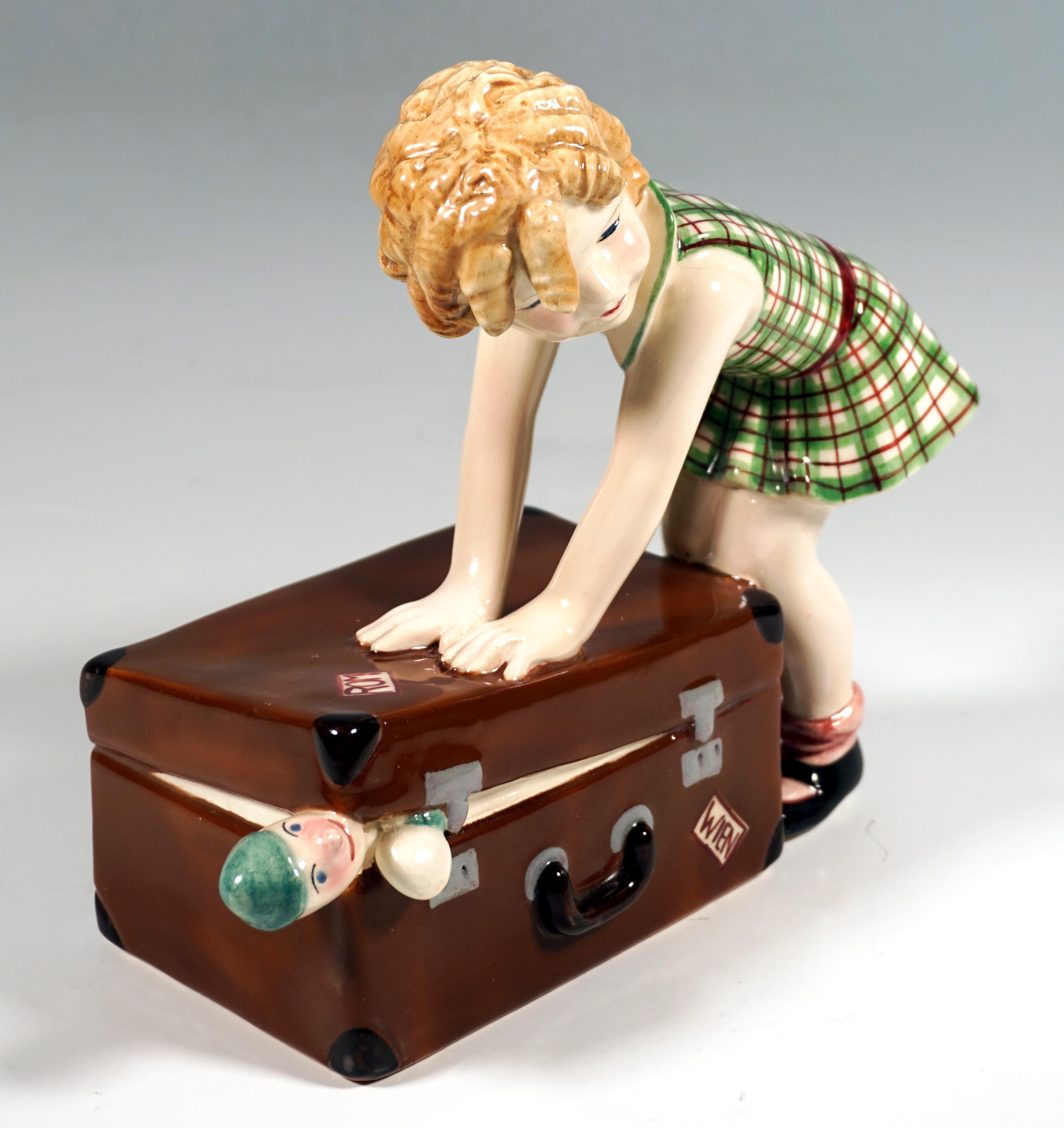 Goldscheider Wiener Kinderfigur des Wiener Goldscheiders, Kleines Mädchen mit Koffer, von Dakon, ca. 1937 (Mitte des 20. Jahrhunderts) im Angebot