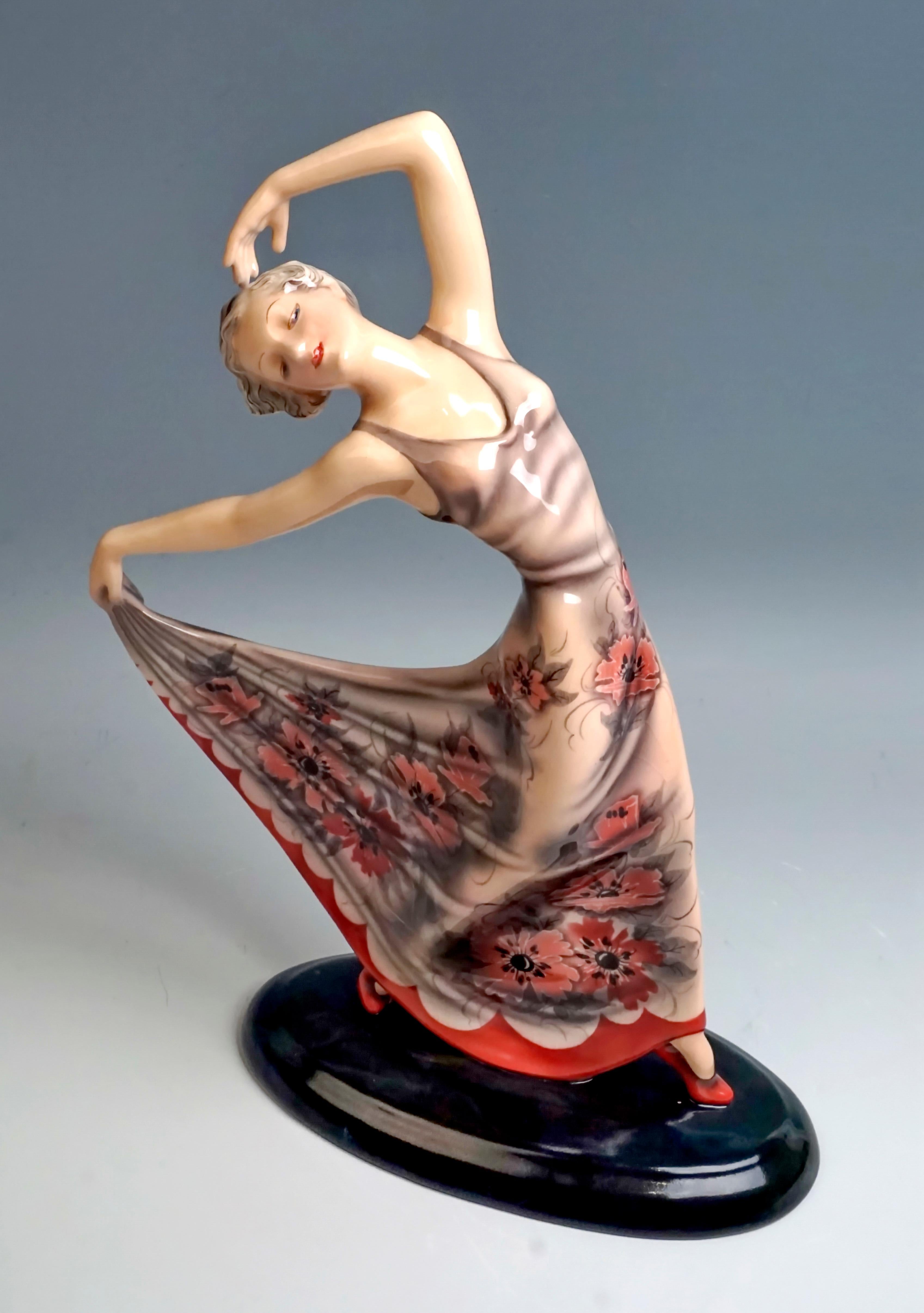 Seltene Goldscheider Keramikfigur aus den 1930er Jahren.
Die zierliche Tänzerin mit kurzen Haaren nimmt eine stehende Pose ein, wobei sie ihren Oberkörper nach rechts dreht und sich nach hinten lehnt. Sie hebt den linken Arm über den Kopf, mit der