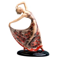 Goldscheider Wiener Tänzerin in Pose in einem Mohnkleid von Josef Lorenzl, um 1938
