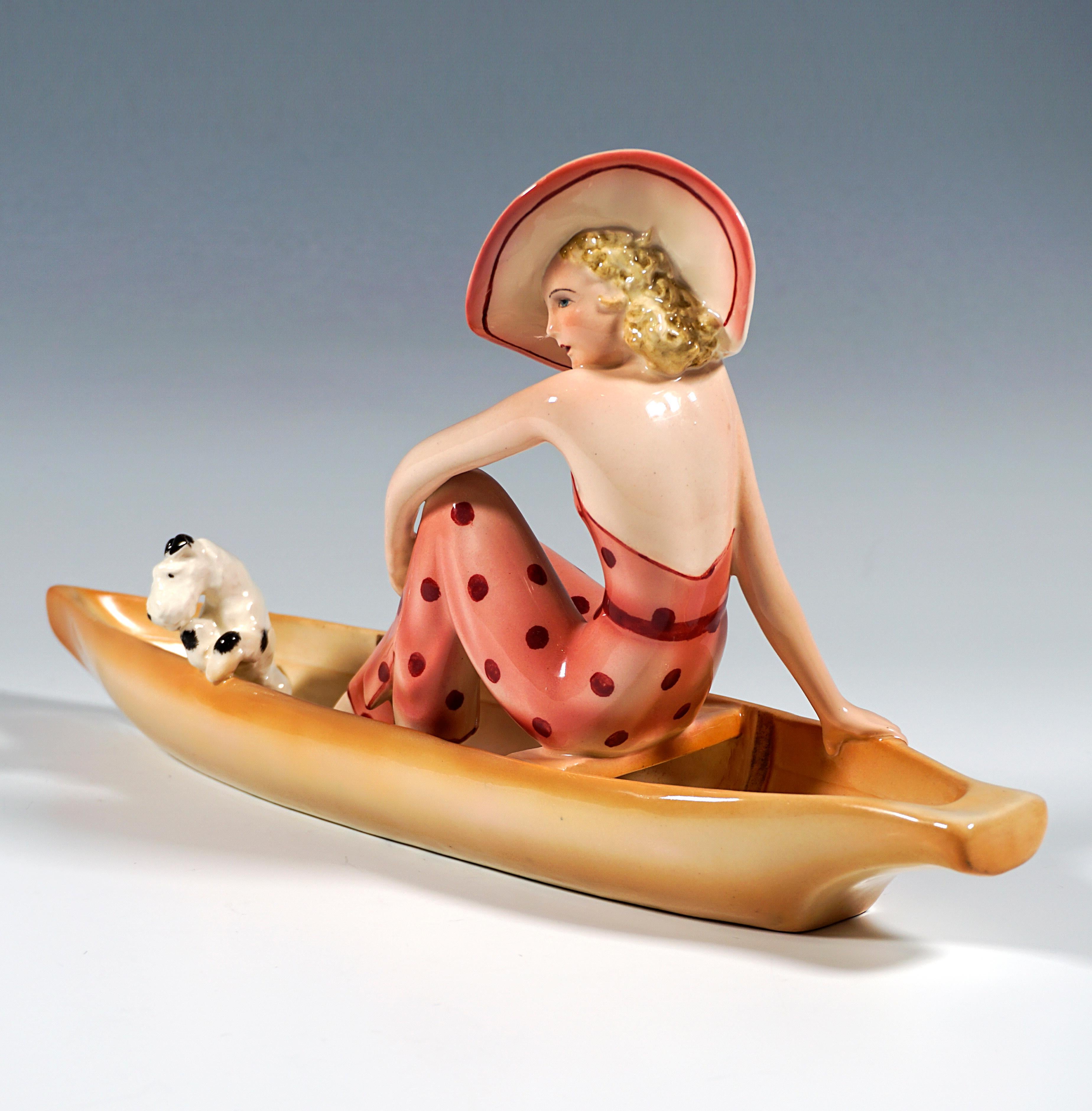 Elegante Wiener Goldscheider-Dame mit Fuch Terrier in einem Boot, Dakon, um 1935 (Art déco) im Angebot