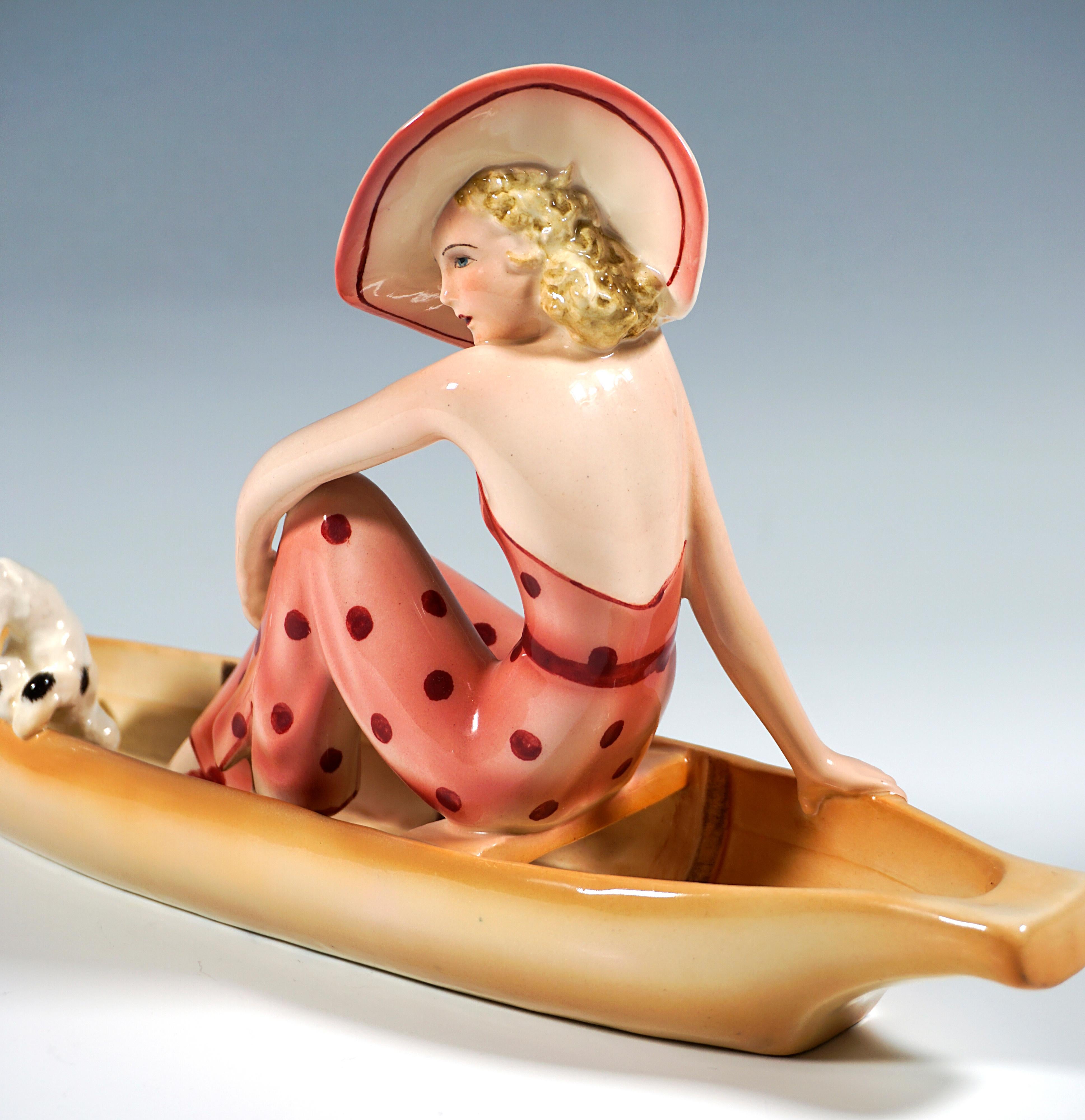 Elegante Wiener Goldscheider-Dame mit Fuch Terrier in einem Boot, Dakon, um 1935 (Österreichisch) im Angebot