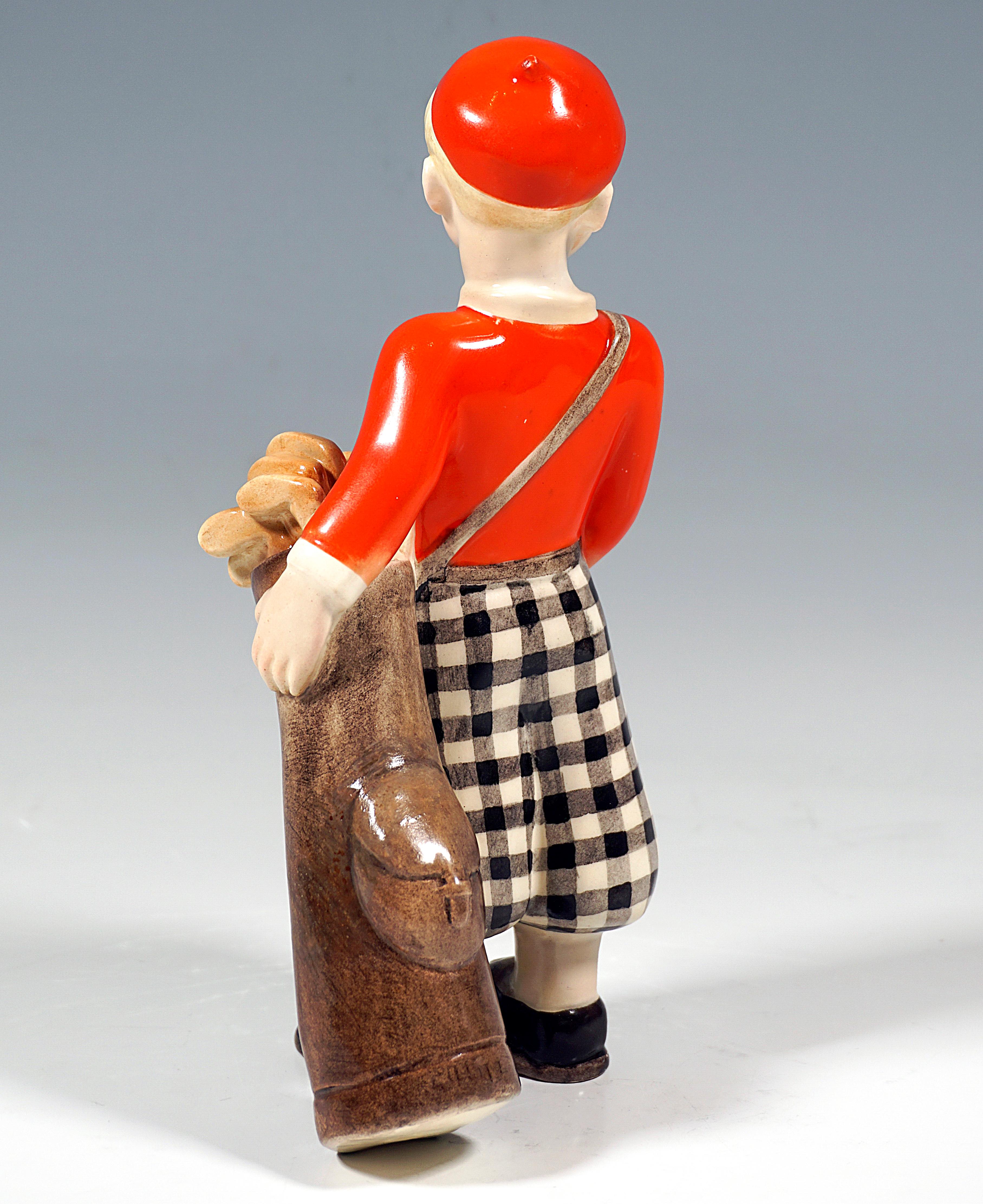 Goldscheider Wiener Figur, Junge mit Golftasche, von Claire Weiss, um 1935 (Art déco) im Angebot