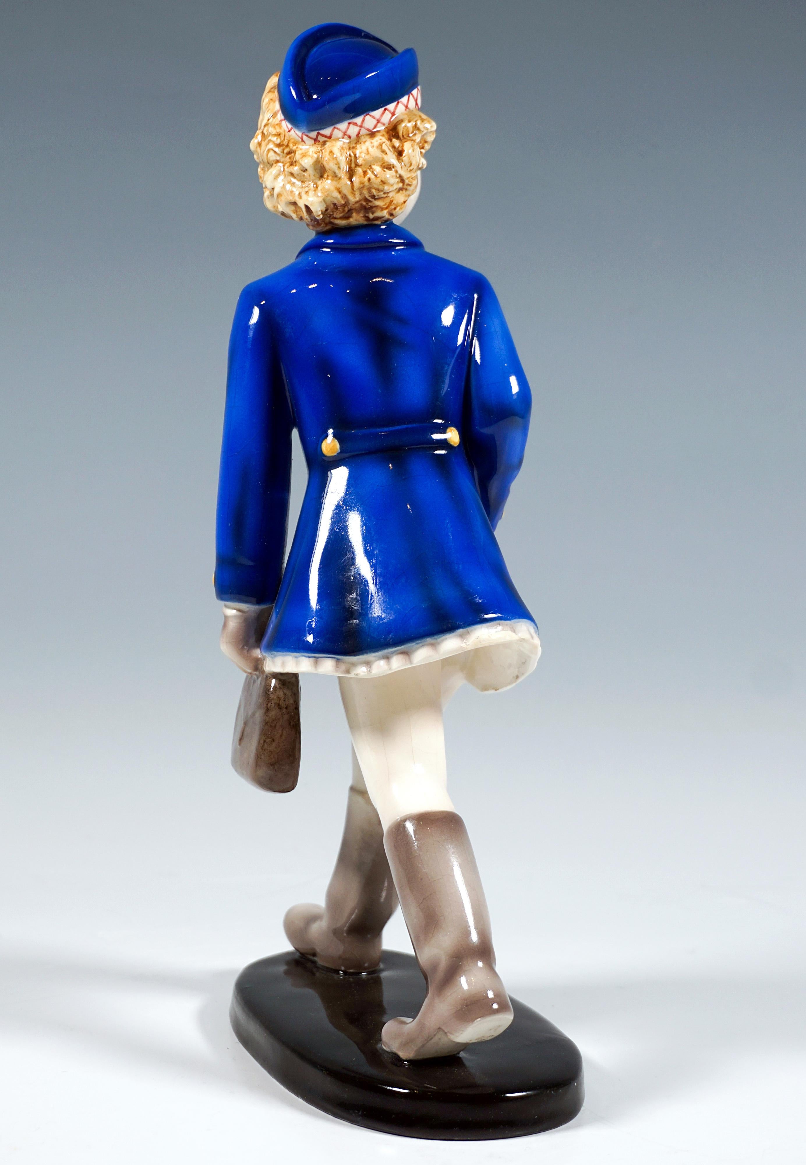Figurilla vienesa Goldscheider, Niña con uniforme escolar, por Stephan Dakon, Ca. 1936 Art Decó en venta