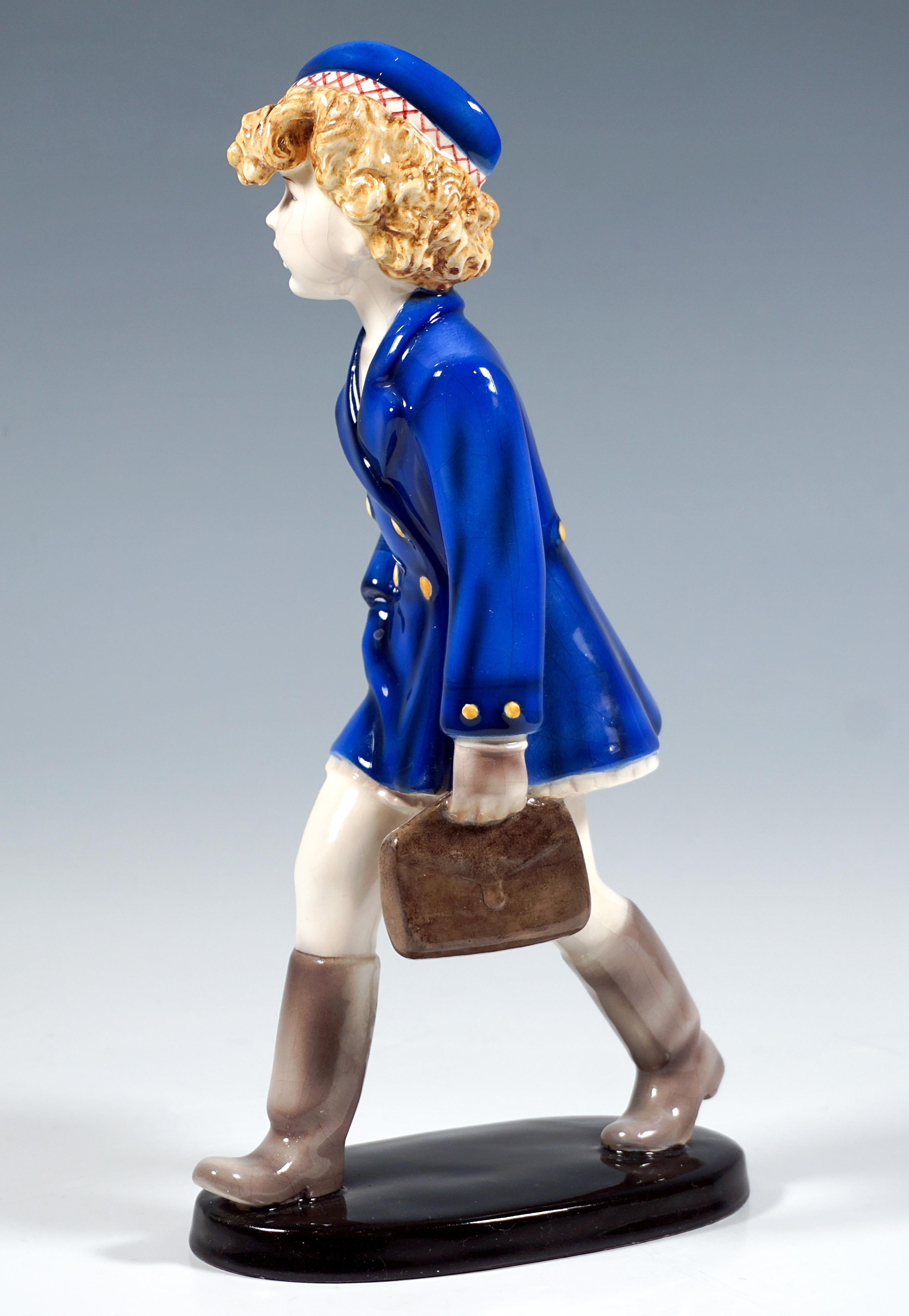Figurilla vienesa Goldscheider, Niña con uniforme escolar, por Stephan Dakon, Ca. 1936 Austríaco en venta