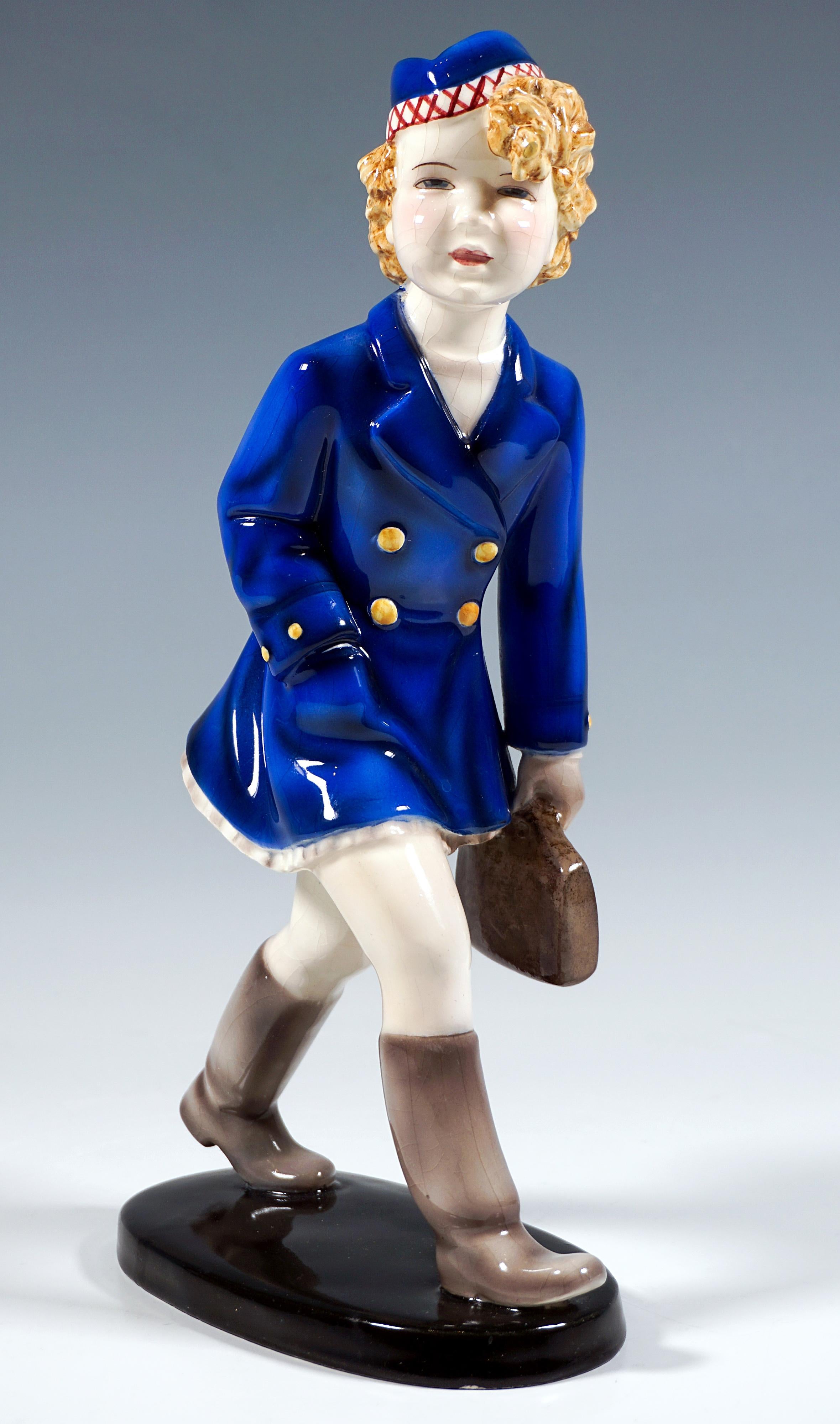 Figurilla vienesa Goldscheider, Niña con uniforme escolar, por Stephan Dakon, Ca. 1936 Hecho a mano en venta