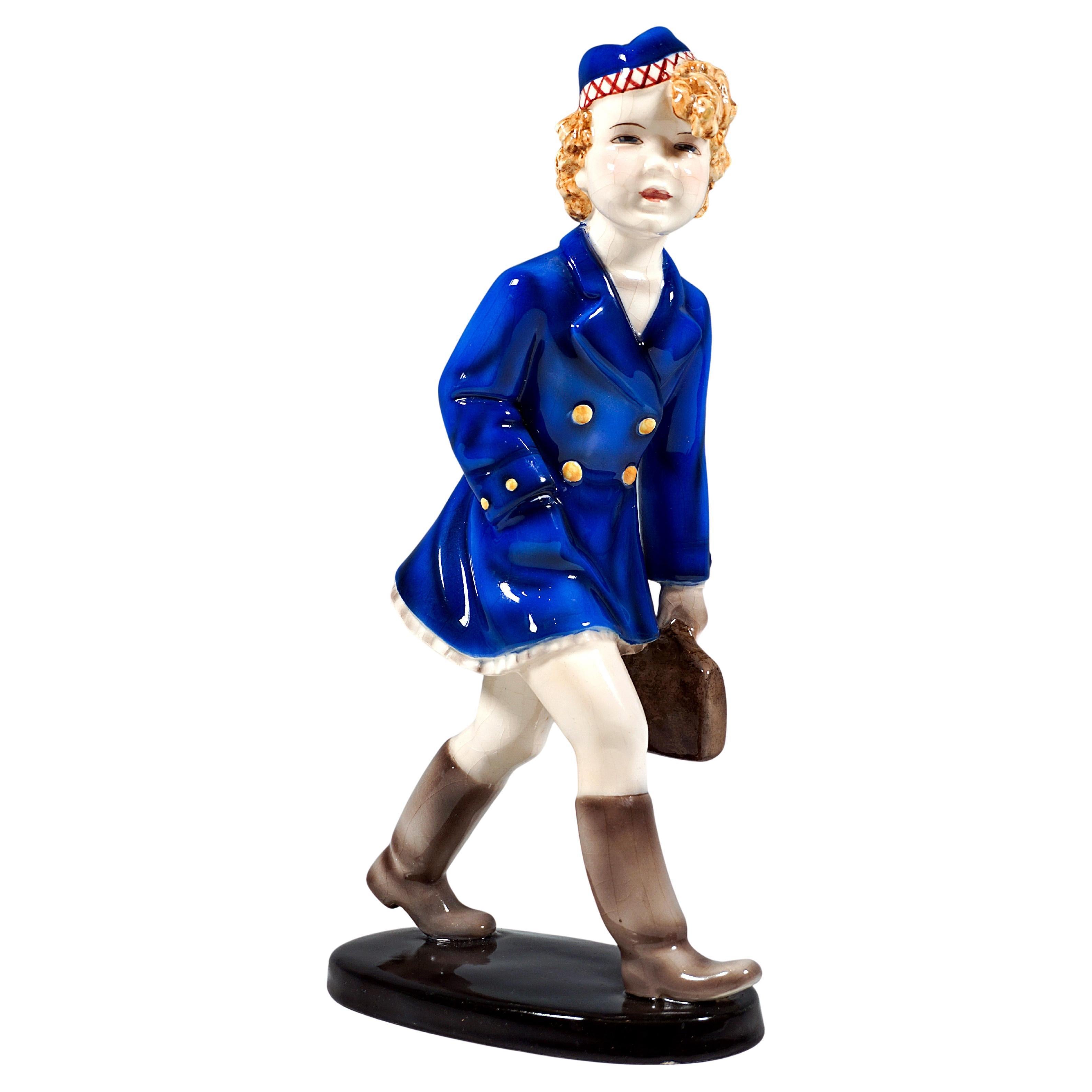 Figurilla vienesa Goldscheider, Niña con uniforme escolar, por Stephan Dakon, Ca. 1936
