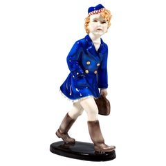 Figurilla vienesa Goldscheider, Niña con uniforme escolar, por Stephan Dakon, Ca. 1936