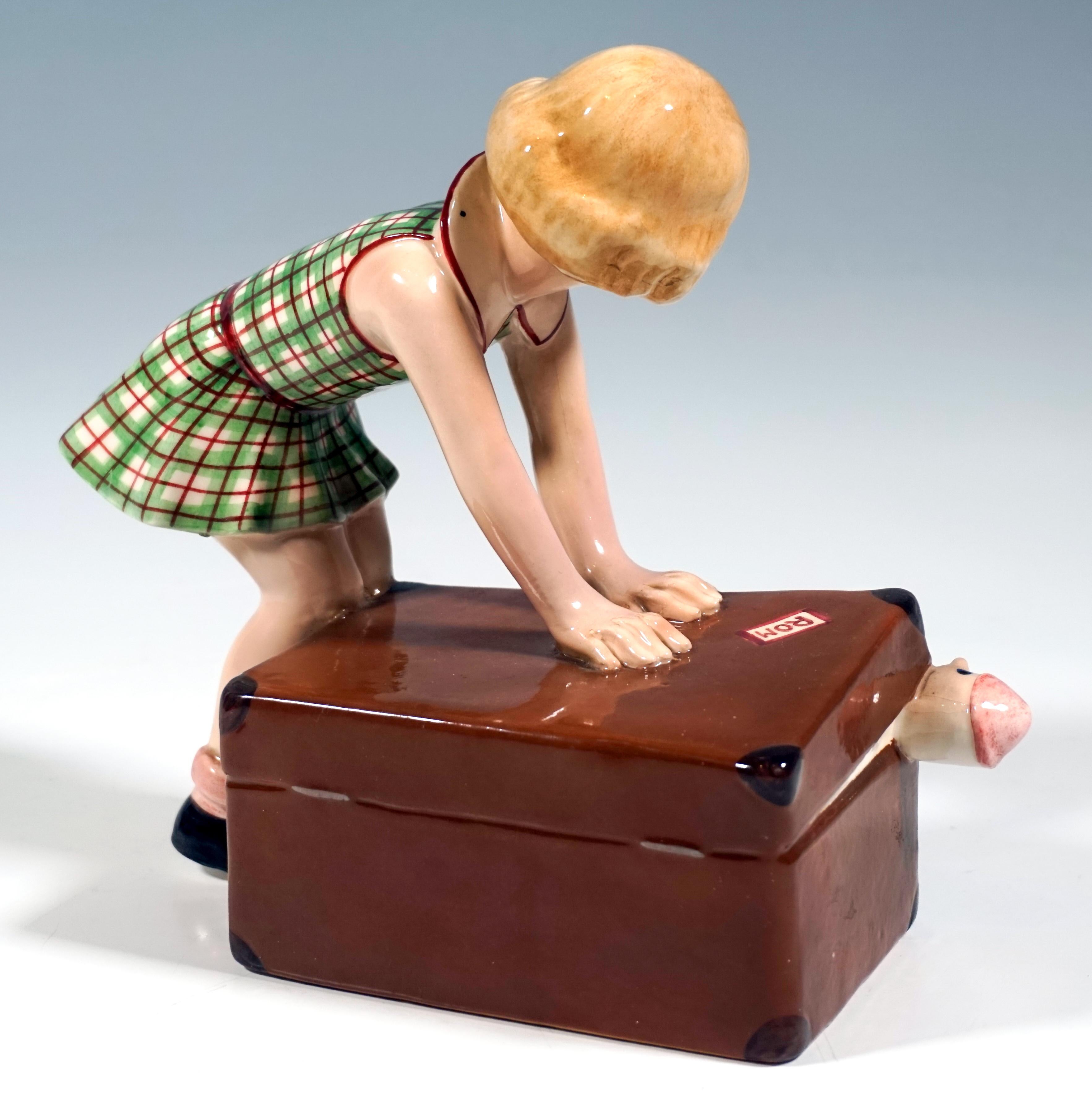 Figurita vienesa Goldscheider, Niña cerrando una maleta, por Dakon, Ca. 1937 Art Decó en venta